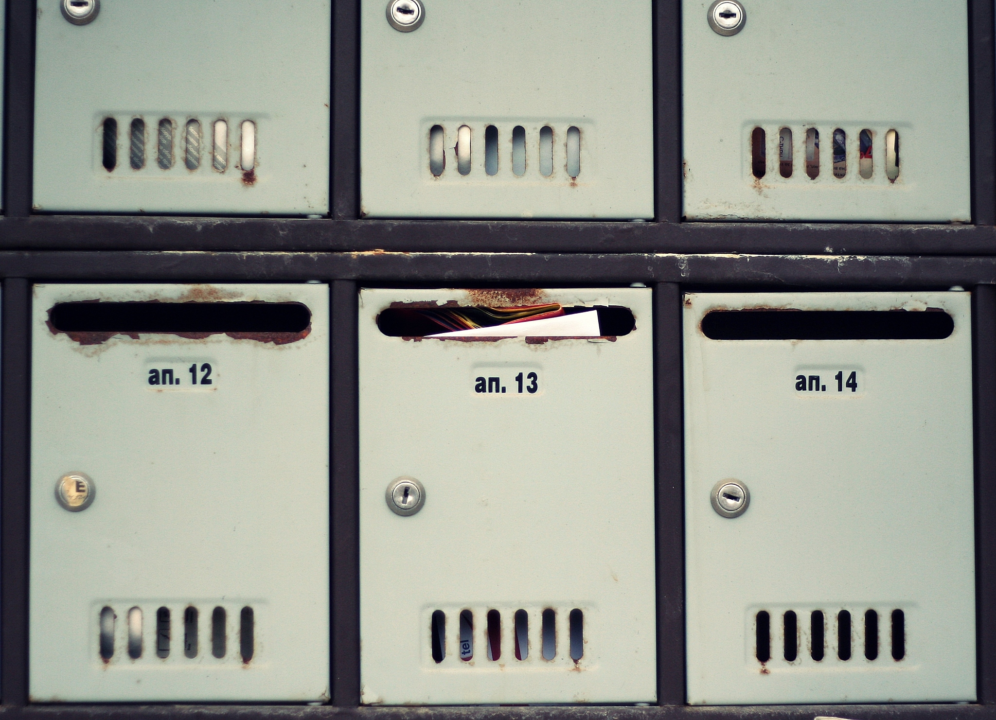 大柜子的容量参考信息如下：若只装单相表每台表尺寸135 210 65mm-大柜子最多可装17920台若只装三相表每台表尺寸265 170 72mm-大柜子最多可装8640台若只装CT表箱每台表尺寸330550140mm-大柜子最多可装1200台现有设备：单相表共500台； 三相表共2500台； CT表箱共2000台问题：如果选两个大柜子第一个装满了CT表箱共1200台。第二个柜子装其余800台