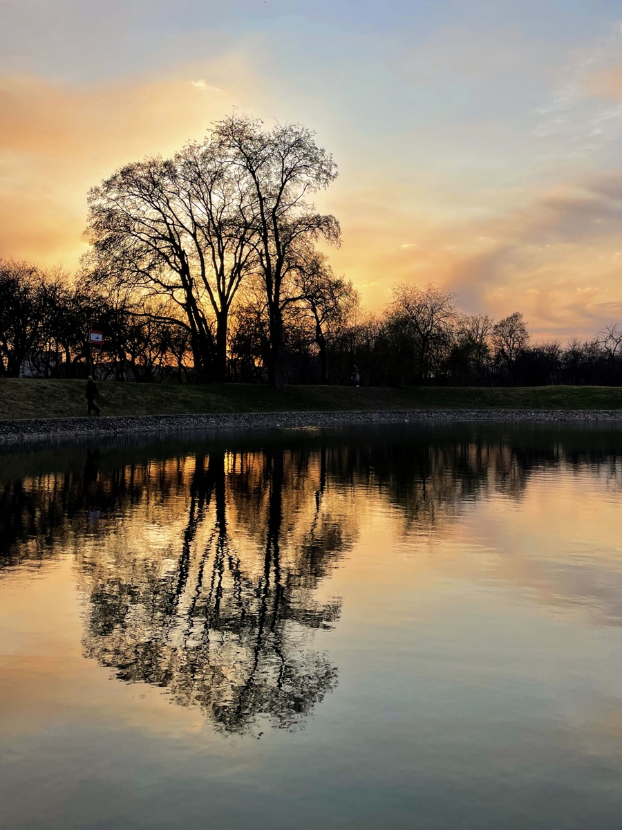 帮我写一个详细的系统地学习手机摄影的文案内容包含一、教学目标1 了解手机摄影的基本知识和技巧；2 学会运用手机摄影技巧进行创意拍摄；3 培养学生对美感的敏感度和创意思维的能力；4 提高学生的摄影水平和审美水平。二、教学内容1 手机摄影基础知识介绍 a 拍摄模式和设置 b 焦距和光圈的概念 c 曝光和白平衡的调节2 拍摄技巧 a 构图技巧 b 光线控制技巧 c 景