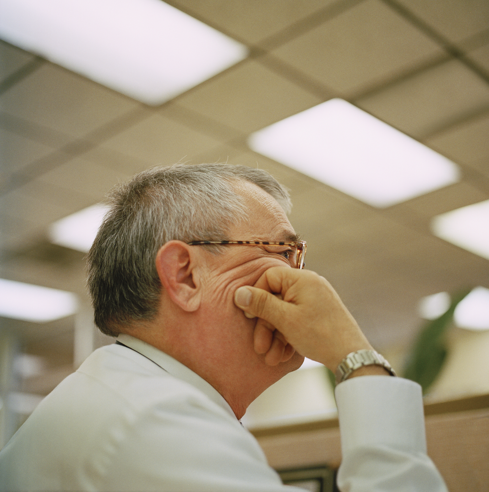 82岁男性因兴奋、胡言乱语入院，疑似神经系统问题