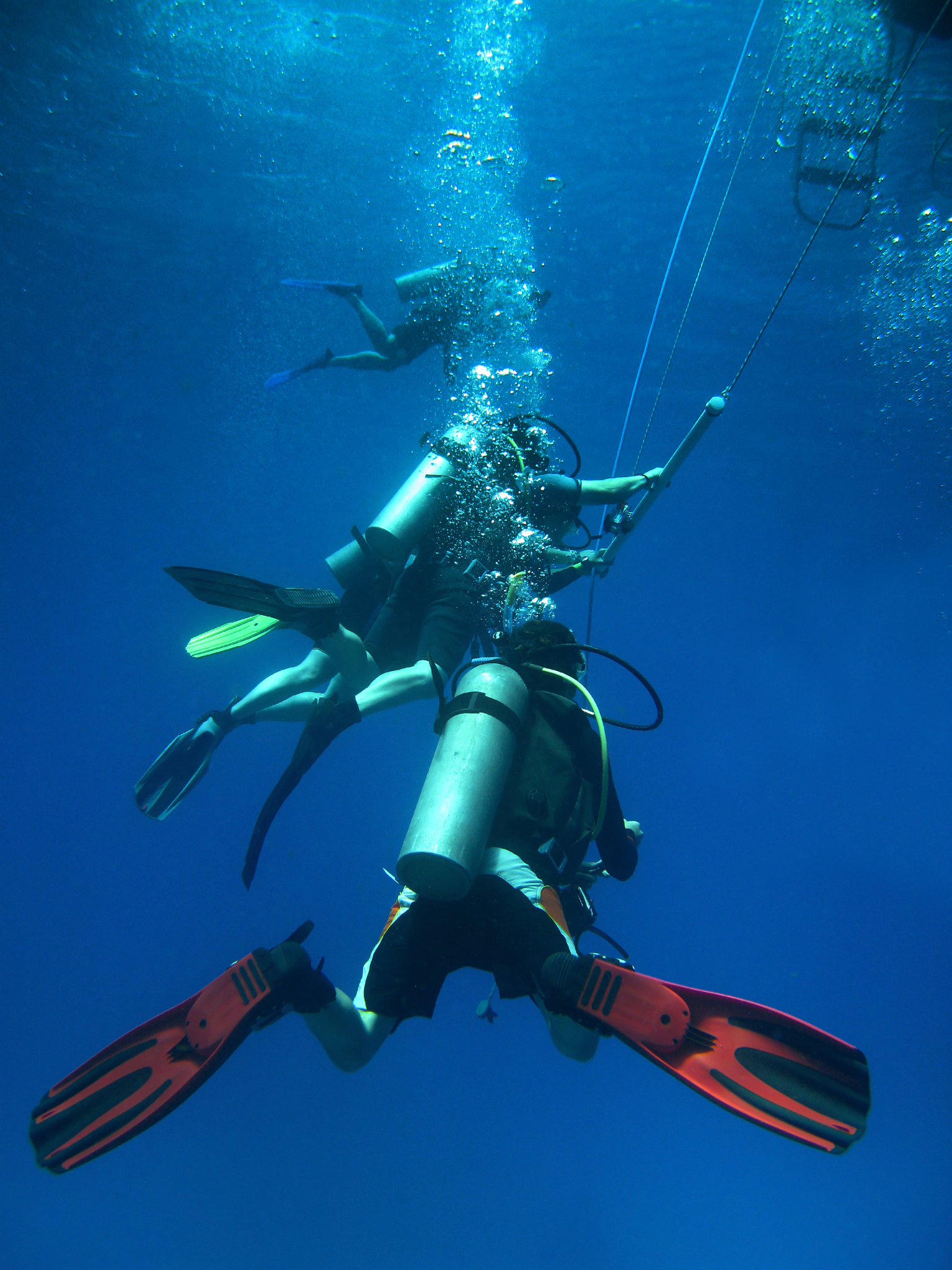 潜水员水下通信困境：信号绳的弊端与安全隐患