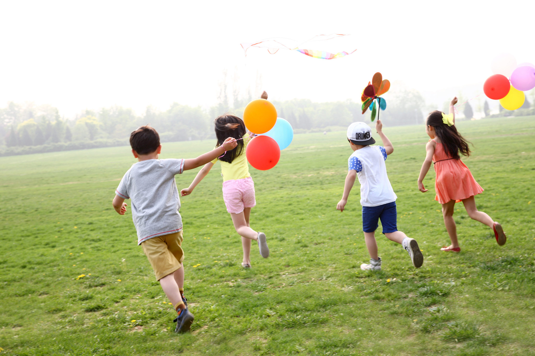 放风筝的快乐：一群小朋友的周末下午