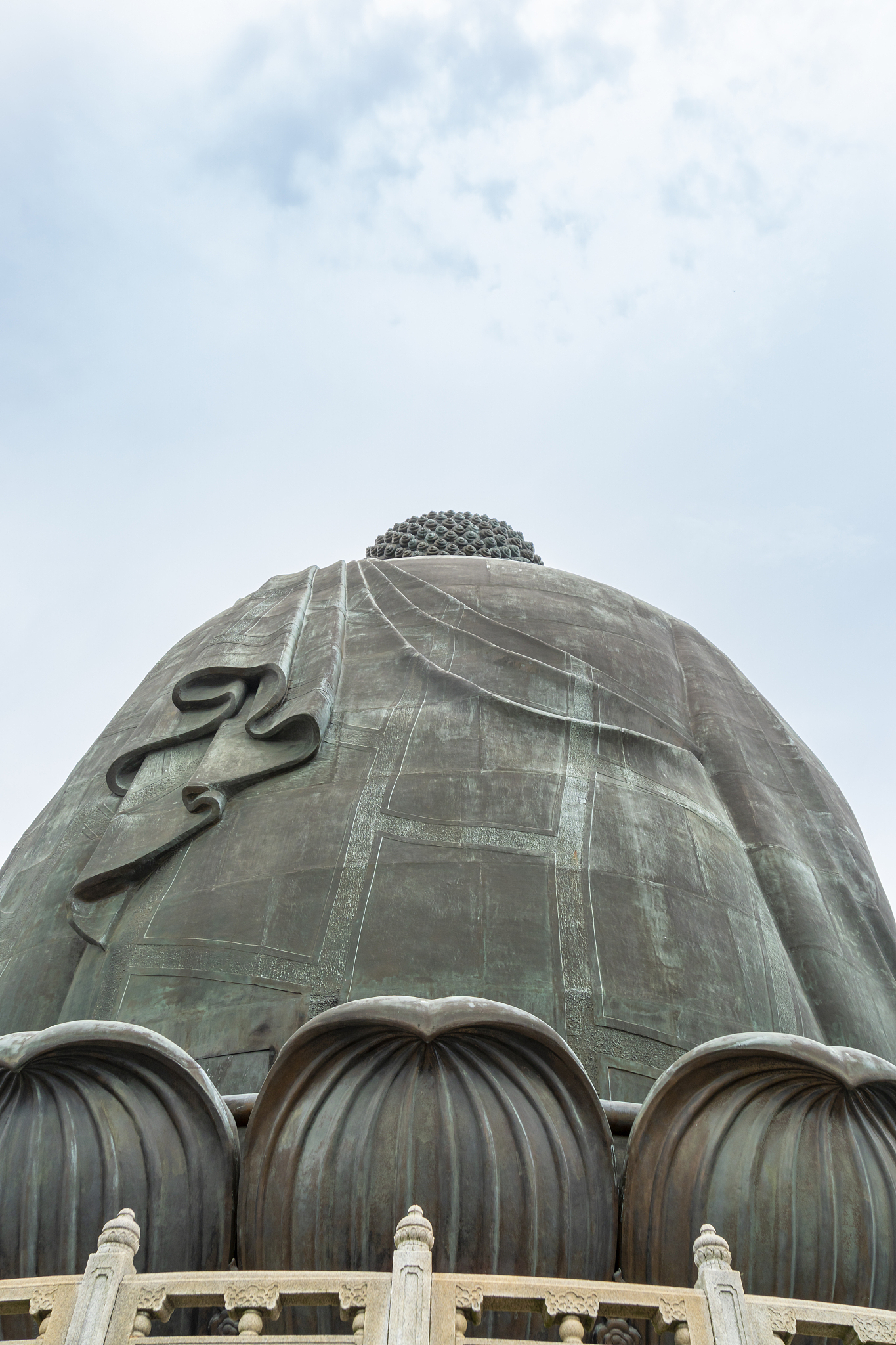 游客的旅游活动不仅限于天坛大佛还会选择在周边地区进行游玩。这是由于该地的旅游景点景点相对集中且景点之间交通便利。优化一下这句话