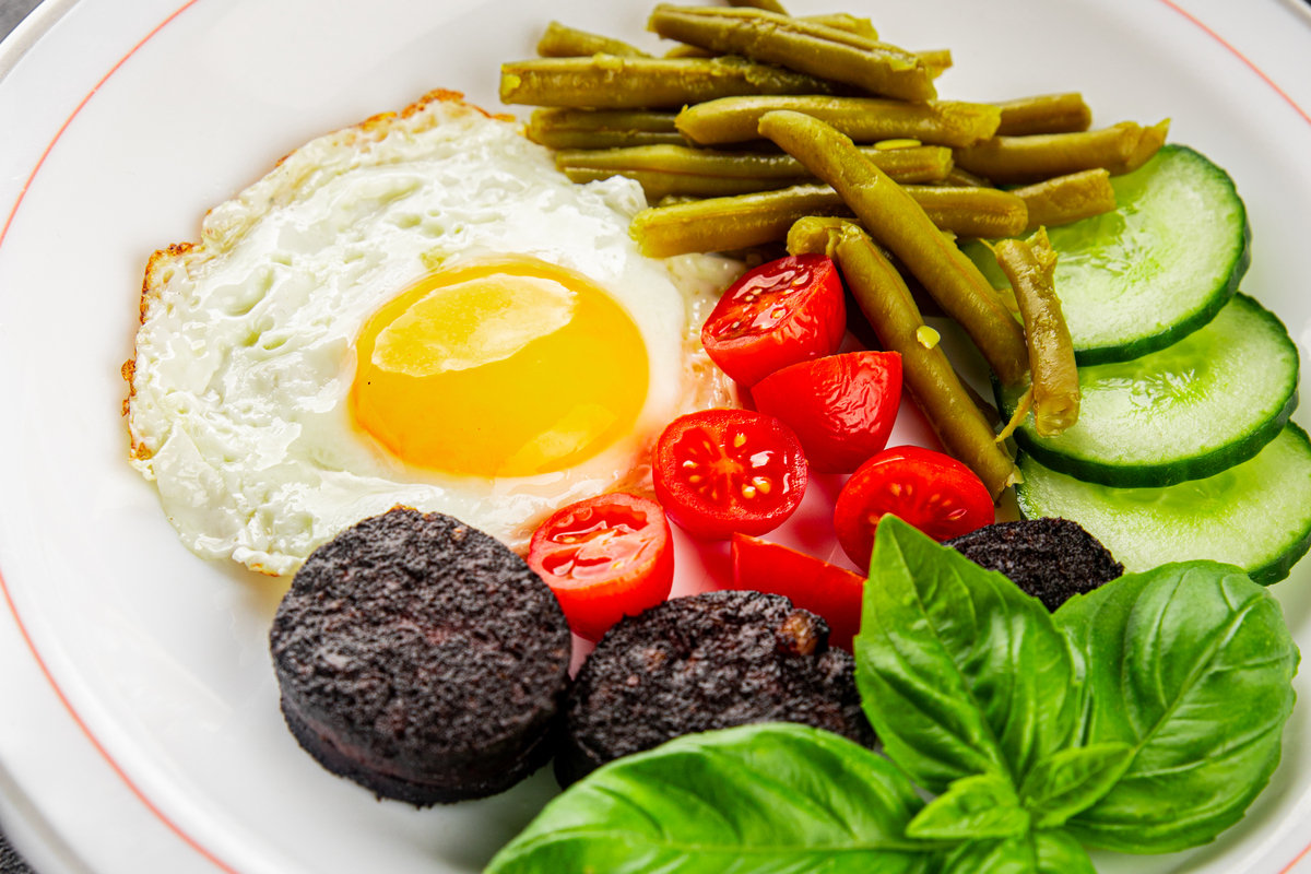 作为一家三口中妈妈的角色用妈妈的口吻改写这篇文章对于一家三口来说无论是短途旅行还是郊区散心周末就是家庭出游的最佳时间。然而对于不少非全职爸妈来说周末还要早起为家人准备早餐也是一件既甜蜜又痛苦的事情。不过不用担心！我把我的省时早餐秘籍告诉你这些搭配轻轻松松就能满足你既想赖床、又想准备营养早餐的需求。3种无穷鸡蛋&无穷鹌鹑蛋早餐搭配分享：亲测营养好吃又方便首先第一种是：无穷盐焗鸡蛋+三明治相信很多朋友