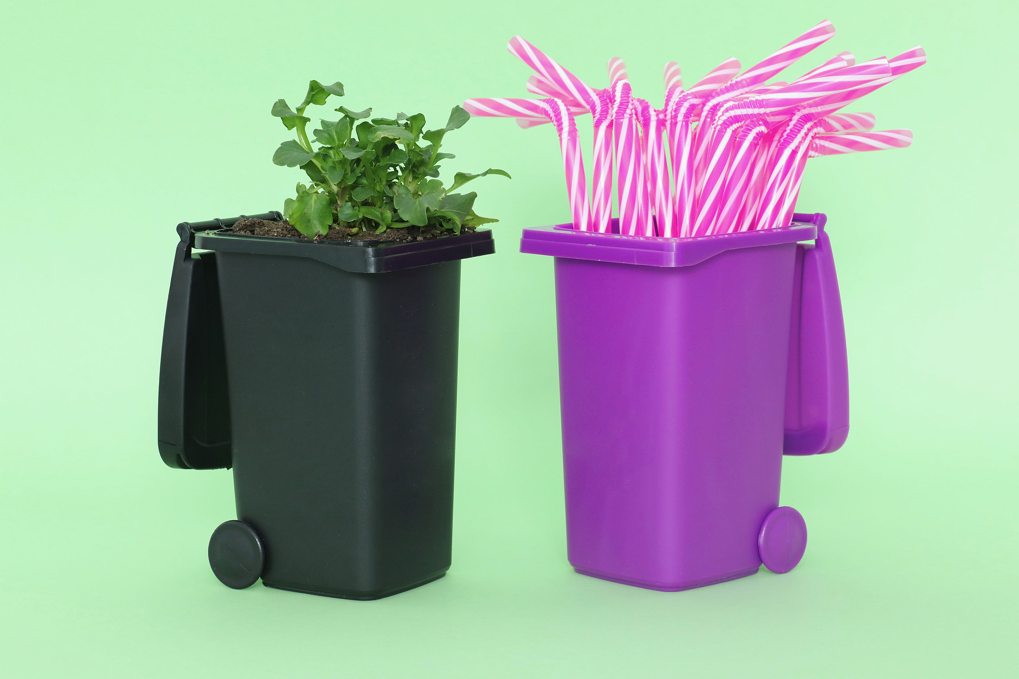 美的集团将进一步扩大其回收网络以提高上门回收服务的能力。该公司计划在现有的1万个服务网点中加强培训并增加面向消费者的授权回收网点以扩大回收物品的种类。重新写这段话表达相同的意思但是看起来不一样帮我论文降重根据这个瞎编要无中生有