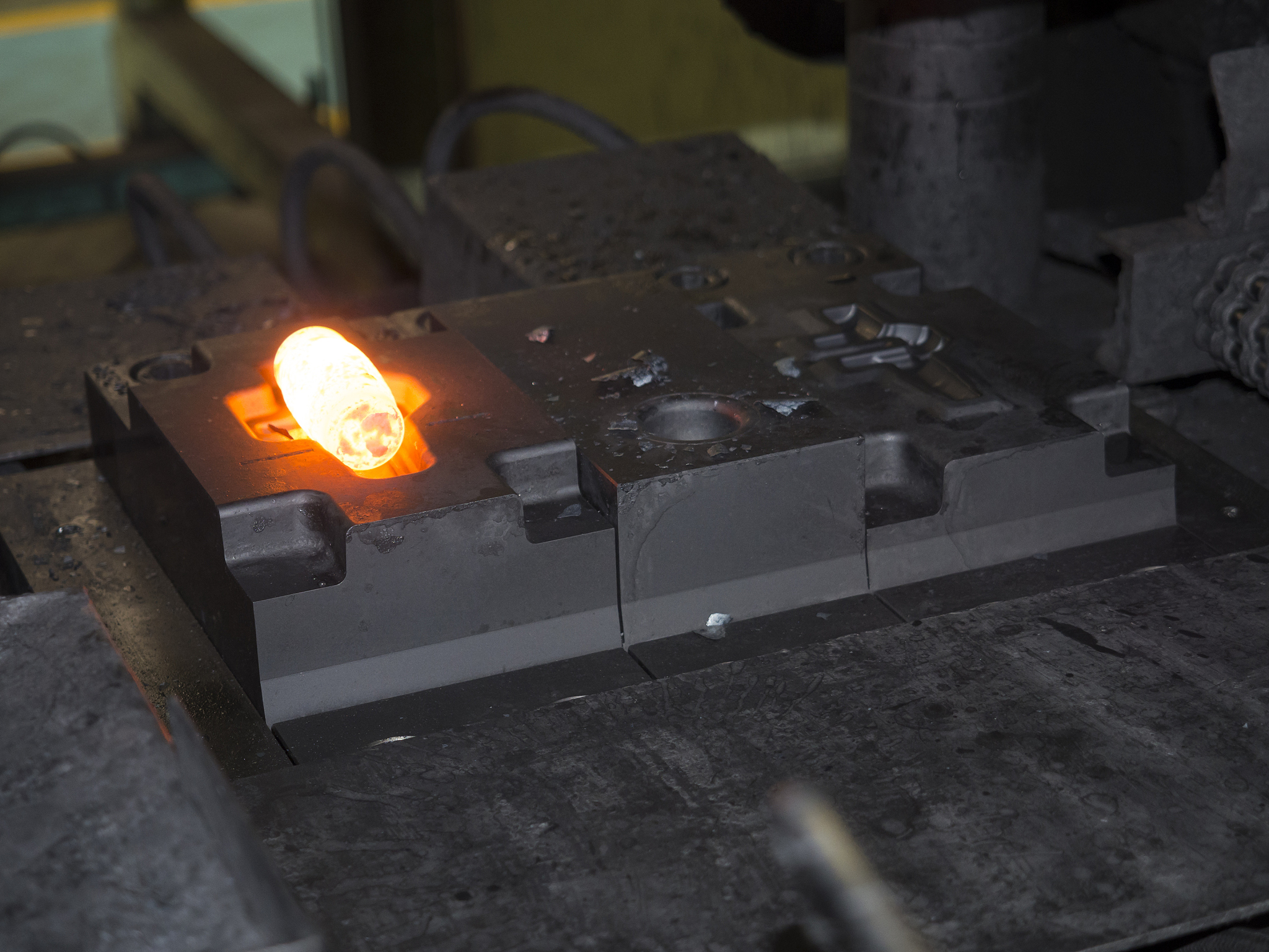 operator forging steel automotive parts