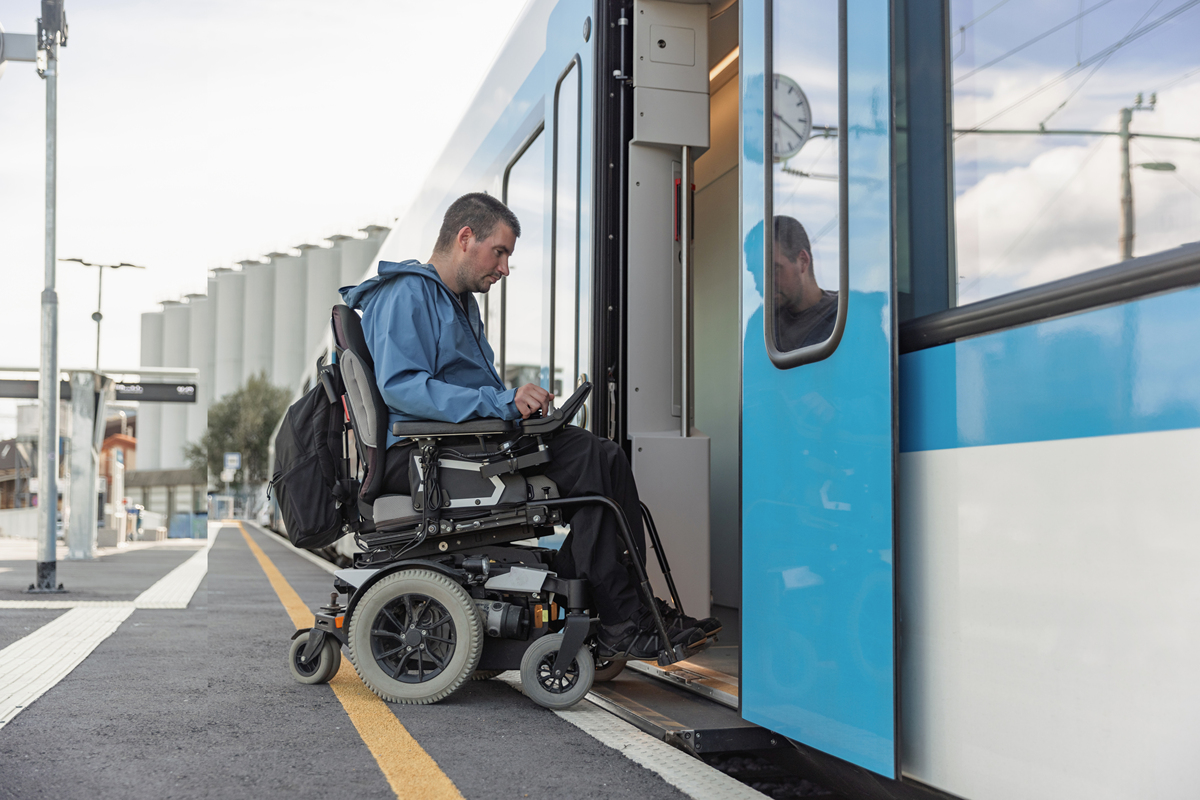 研发的轮椅车、助行车、拐杖成果取得突破落地应用后团队对于助行设备等领域技术有了哪些新收获？在相关技术领域团队的成果还存在哪些不足之处？未来团队还将在哪些方面继续深入探索进行专利布局？