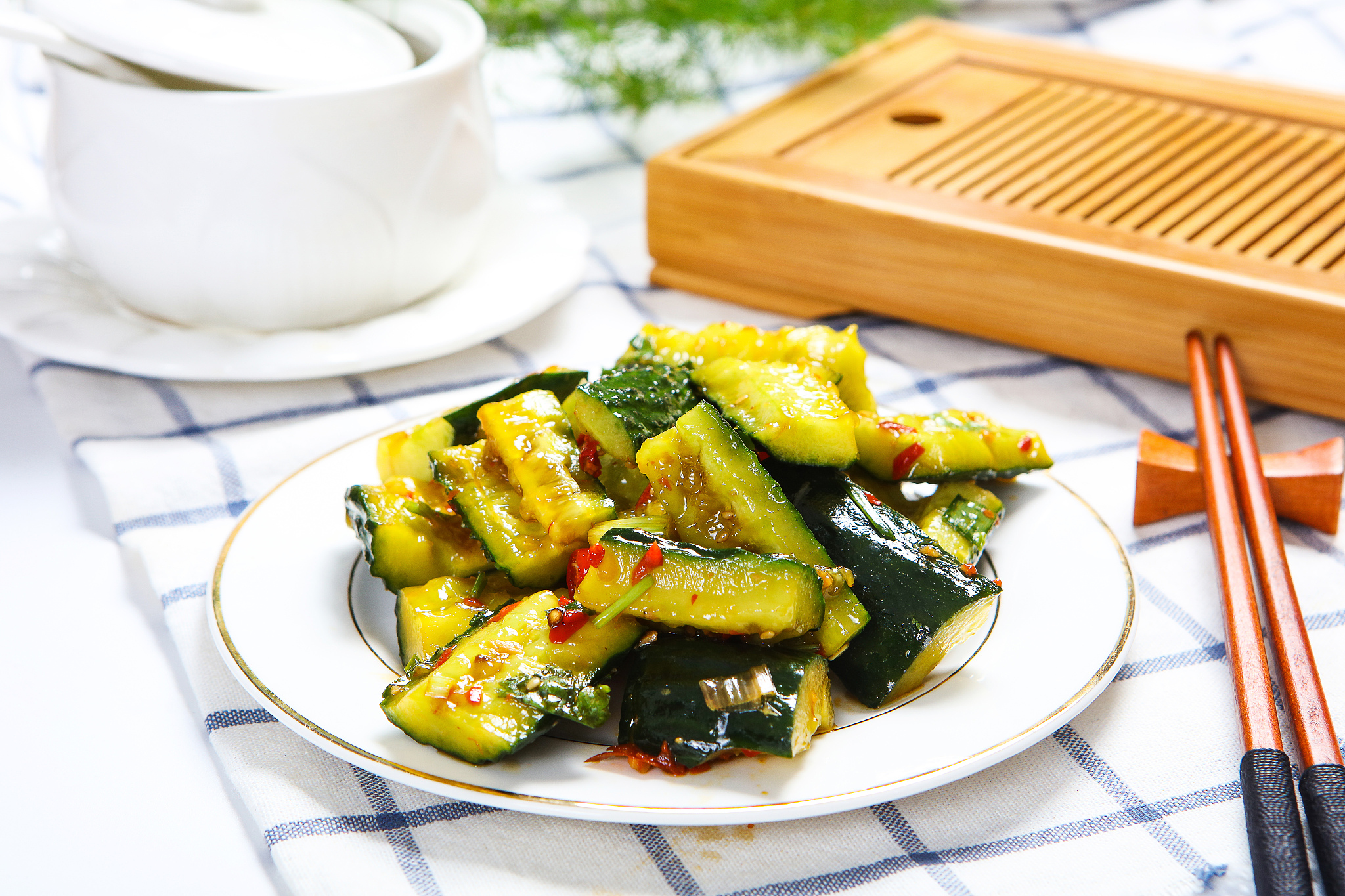 腌黄瓜秘诀：教你做出又脆又好吃的美味黄瓜