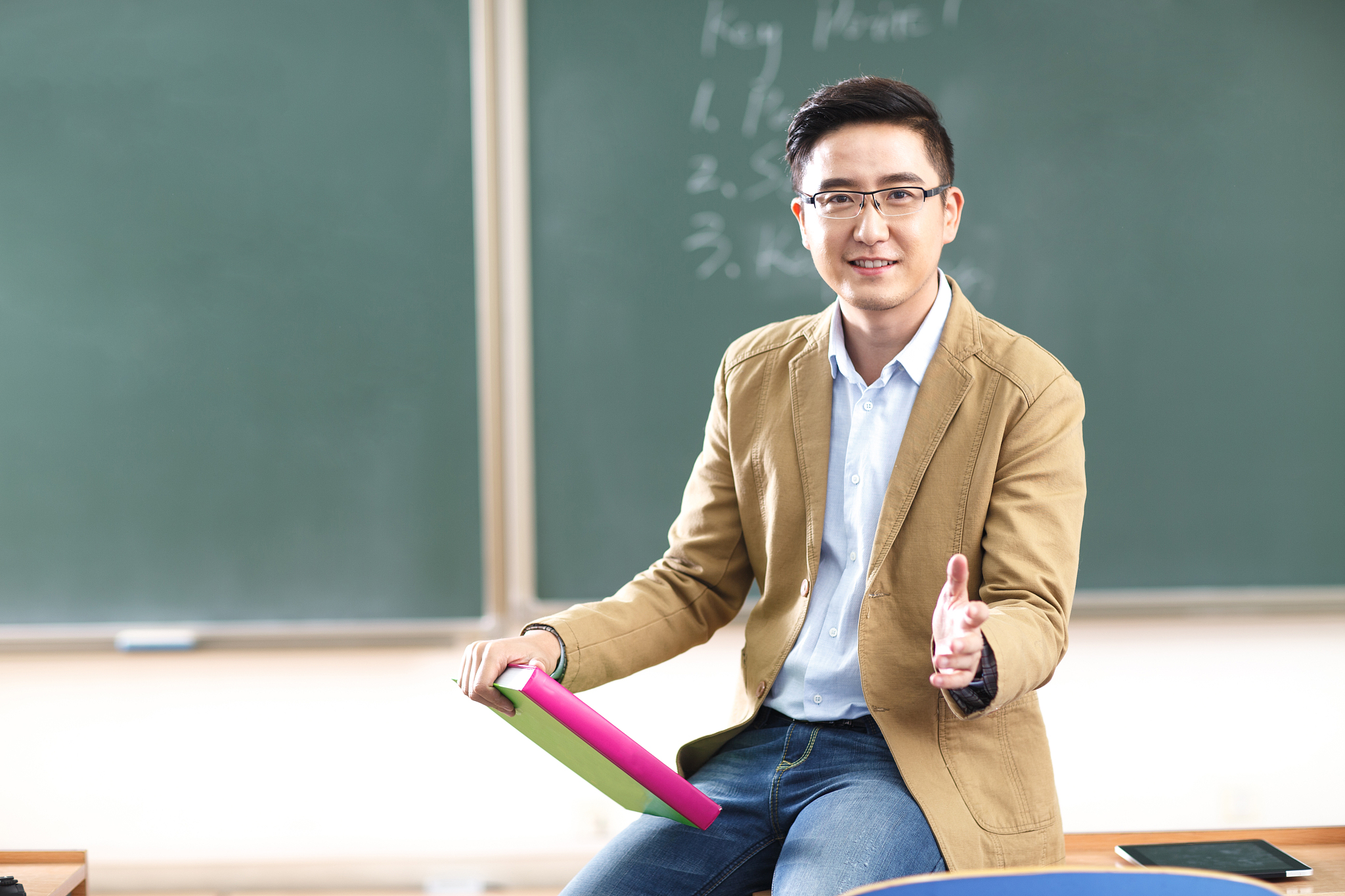 以小学三年级班主任的口吻介绍帅气有有才的年轻科学老师