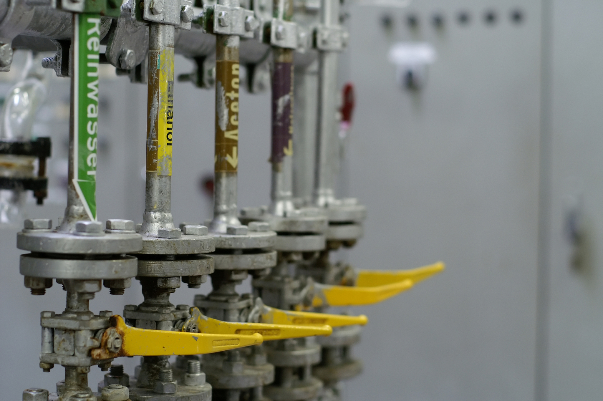 你好帮我写一个2000字的关于井筒多相流动物理实验的文献综述