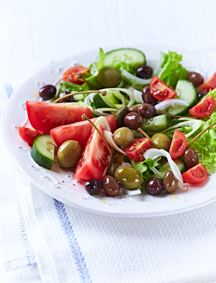 请根据以下模板写一份相似的文案使其更有画面感食欲感更加诱惑力文字数量大致相同小朋友换成姐妹：家里小朋友不爱吃蔬菜的可以试试这个缤纷果蔬沙拉既能补充蔬菜又能补充水果的营养9块9两斤的草莓对半切开生菜紫甘蓝萝卜片用冰水浸泡5分钟口感会更加爽脆沥干水分放入碗中放上孩子爱吃的水果每天都在用心的教做菜能不能点个爱心鼓励下我非常的感谢好吃的关键就是淋上这个酒店都在用的蔬菜沙拉汁用我的左手抓匀即可开吃做法是不是