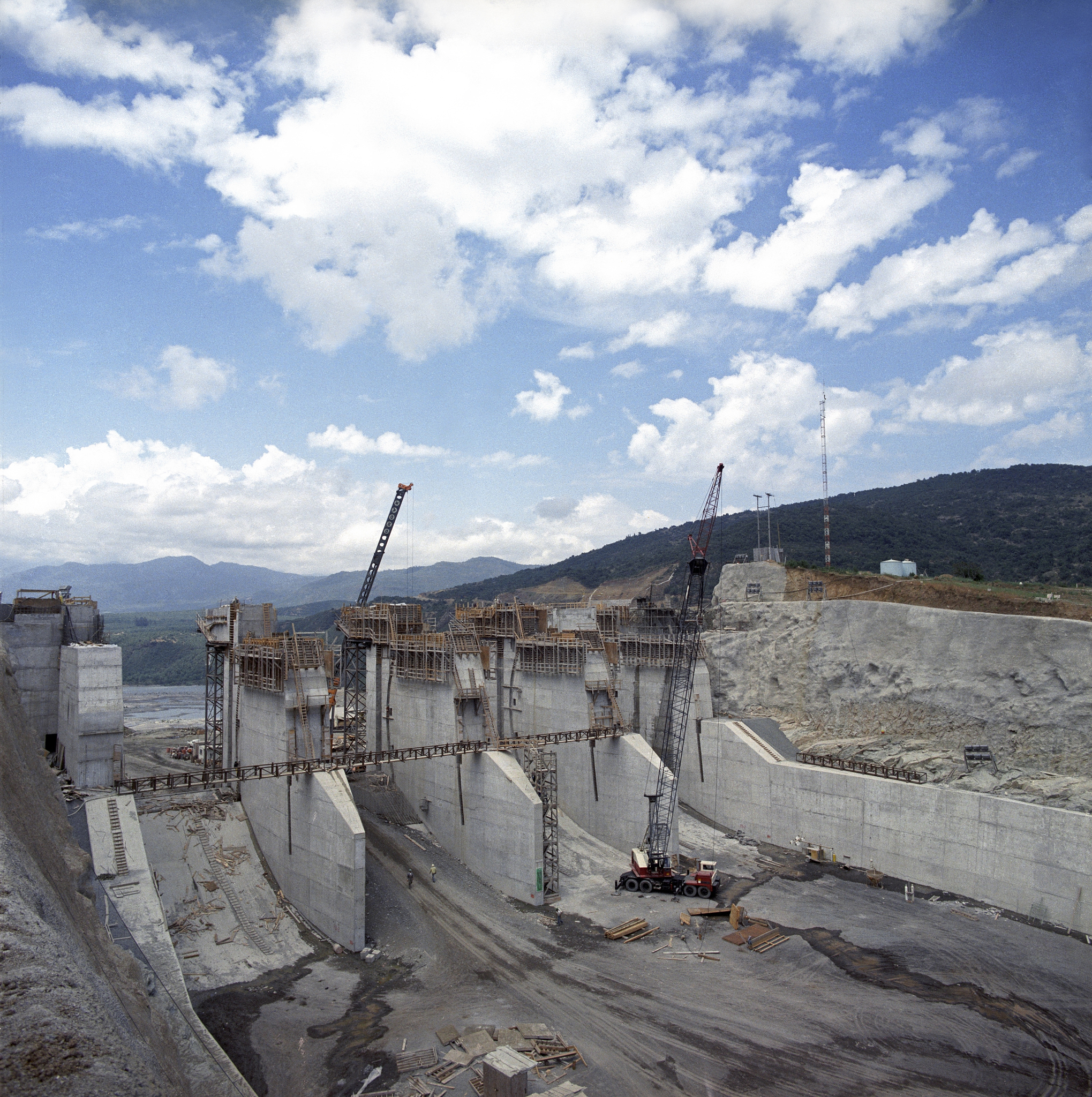 雅砻江两河口水电站水光互补一期柯拉光伏项目是已经接近完工的项目因此采用了数据补录的方式进行试用。已录入17个设备采购合同有15个设备采购合同已完成供应方设备装箱入库、物流发运、设备到货、入库等关键数据录入可以查询15个合同对应物资的仓储情况。从数据补录效果来看系统能完整支撑物流仓储业务。证明系统是可靠的稳定的是能够满足使用需求的。对以上描述润色