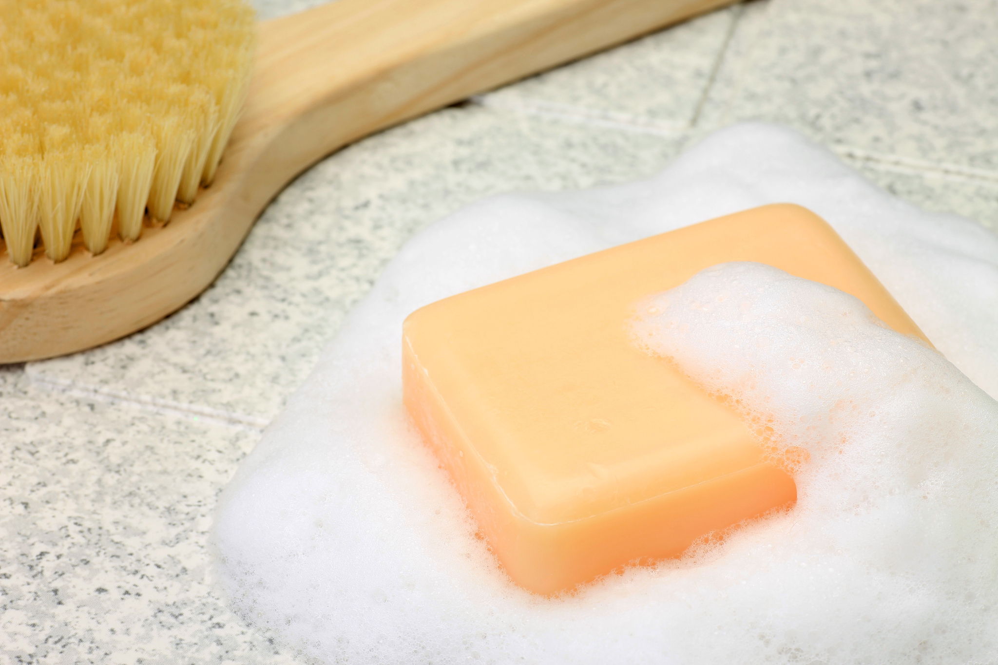 美肤沐浴香皂和洗面奶区别：用途、成分和适用人群