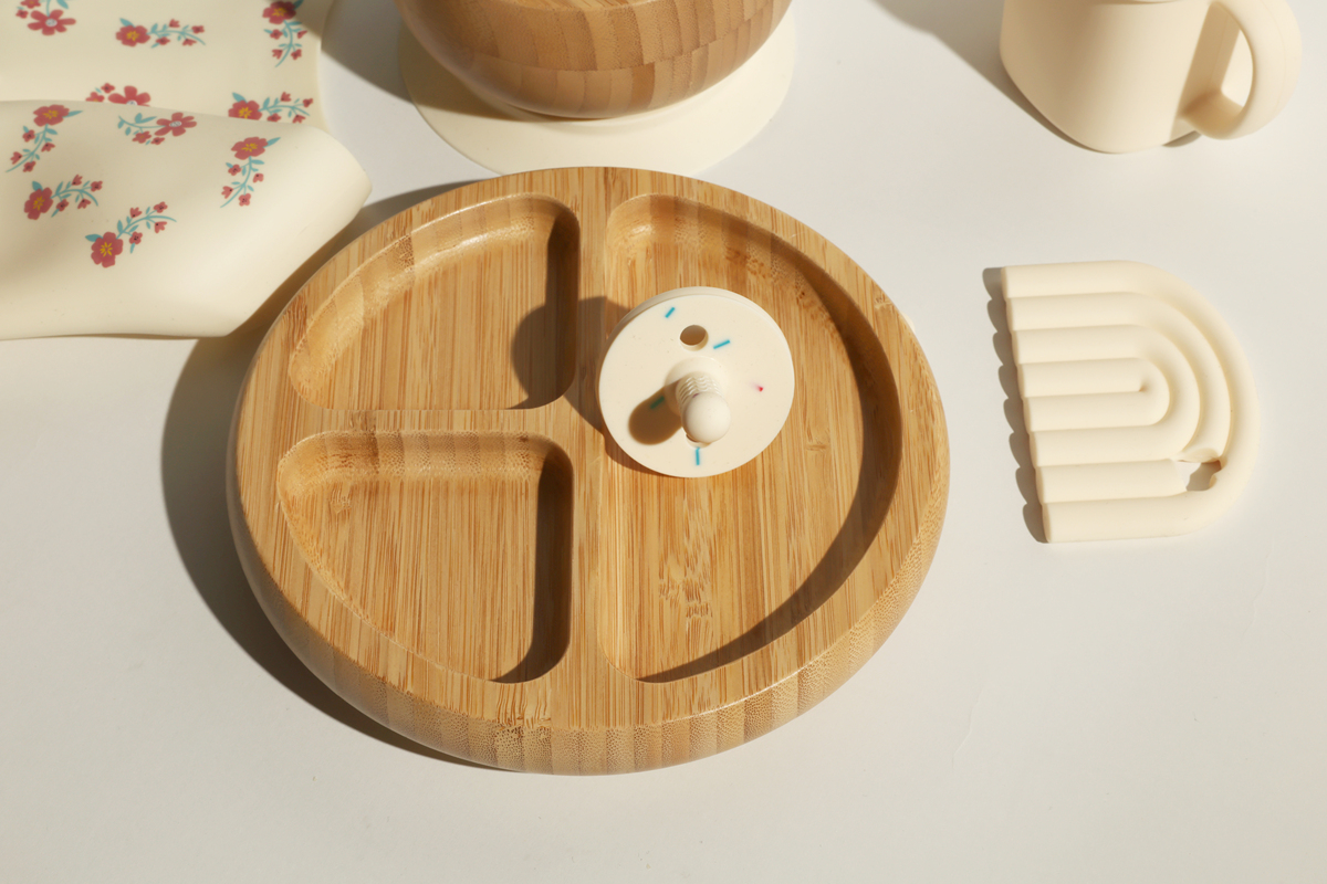 有味的硅胶有毒吗？一般情况下有味的硅胶不会有毒。硅胶是一种无毒、无味、无色、非晶态固体材料具有优异的化学稳定性、热稳定性和物理性能可以用于食品、医疗器械等领域。但是如果硅胶中掺杂了有害物质或者硅胶制造过程中使用了有害化学物质就可能会对人体造成危害。因此在购买硅胶制品时应选择正规厂家的产品并注意产品的质量认证和生产过程。继续