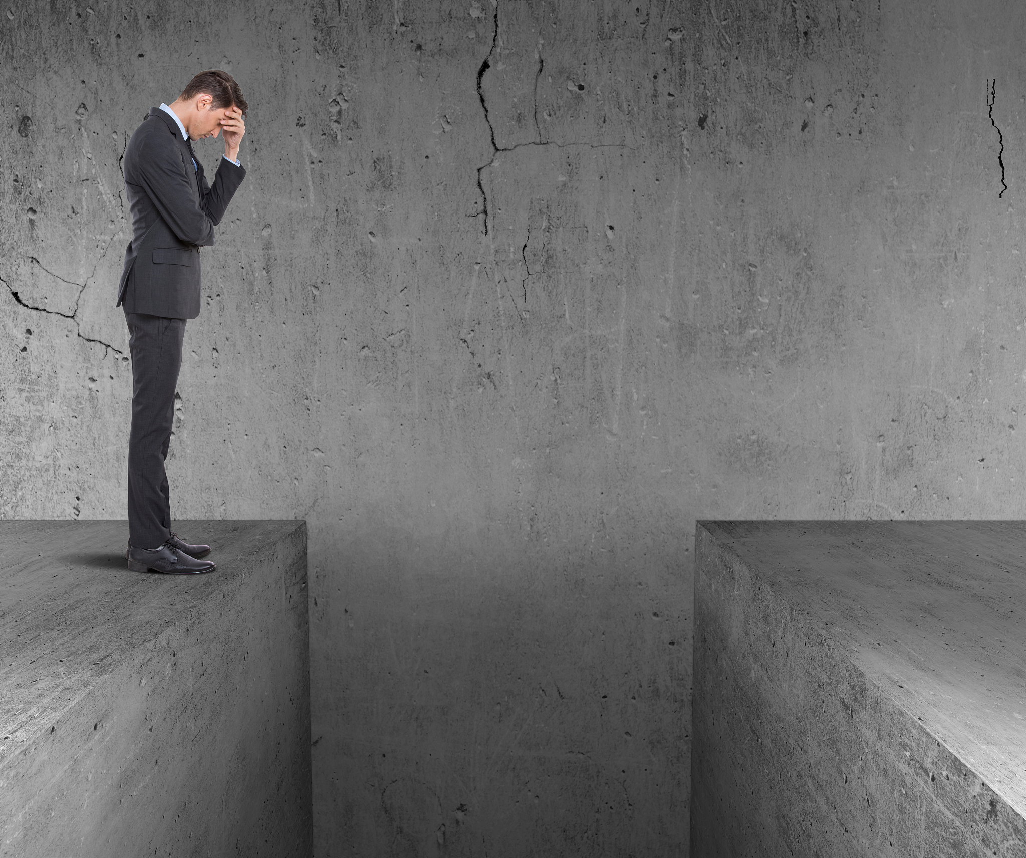 总结以下文本讲真的我经常不敢相信自己已经四十多岁了。身边的人都在往前走恋爱工作谈婚论嫁只有我好像还停留在二十年前的时光里喜怒哀乐仍然在我的脸上。时间让我长了年岁却没有让我成为一个合格的大人。总在被些小事影响情绪我好像还没准备好就到了这个需要懂事的年纪。我以为我的四十多岁会去看山河大海落日余晖没想到到了谈婚论嫁的年纪我还在找自己的路上。