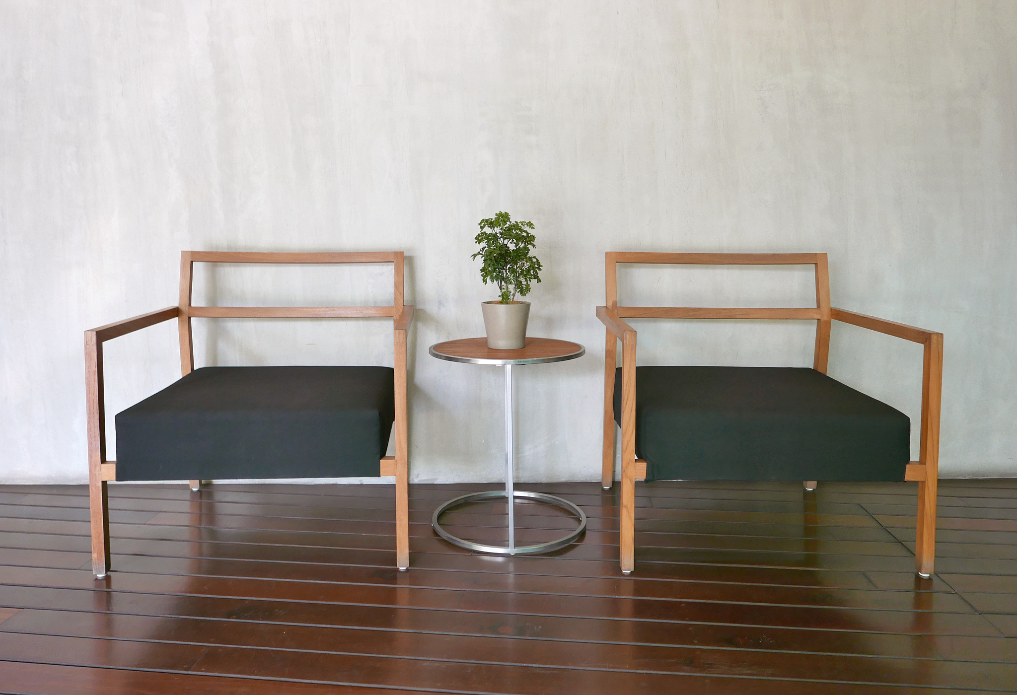 outdoor furniture chair and coffee table near wall