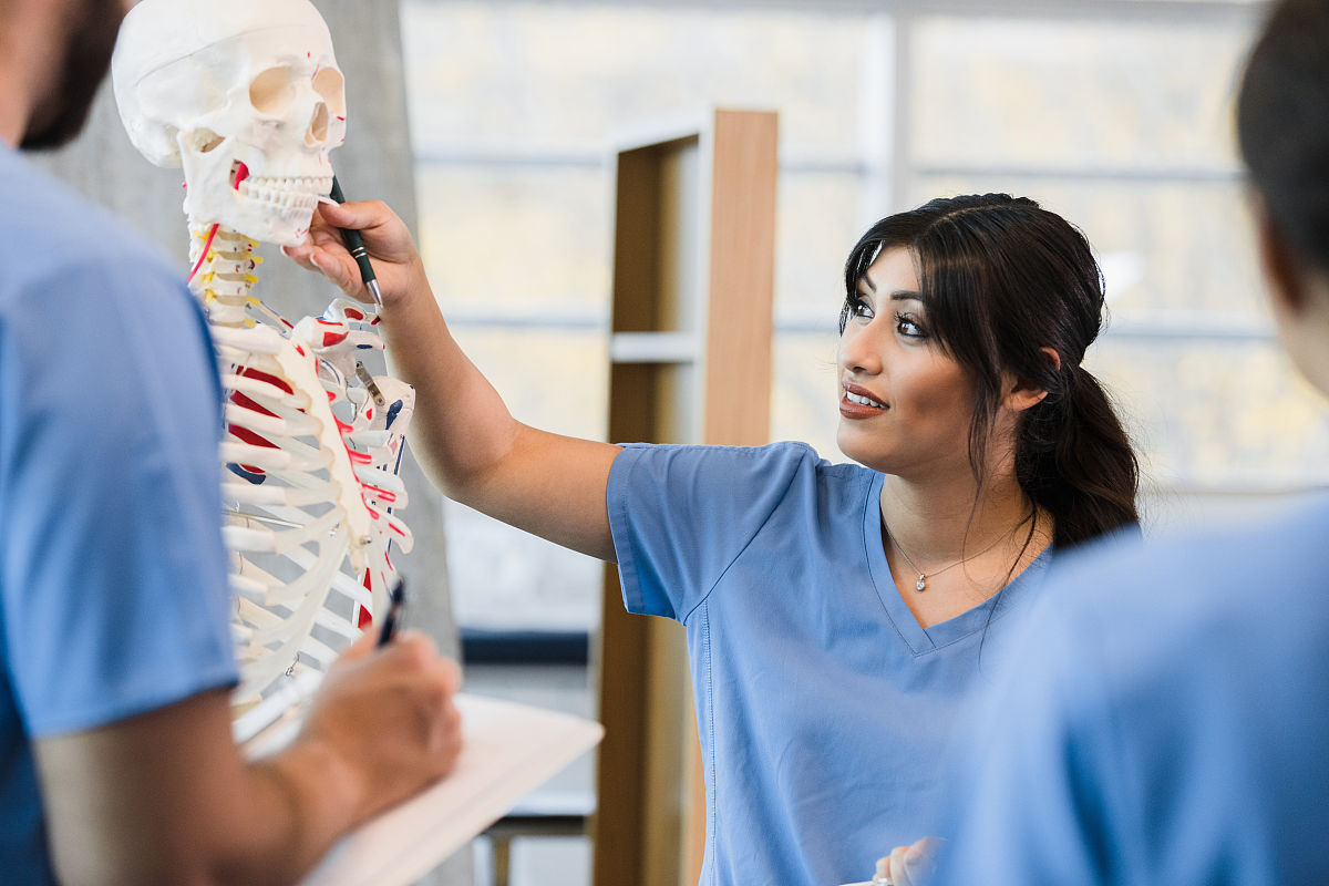 重庆高级护理职业前景分析：薪资待遇、发展方向及未来趋势