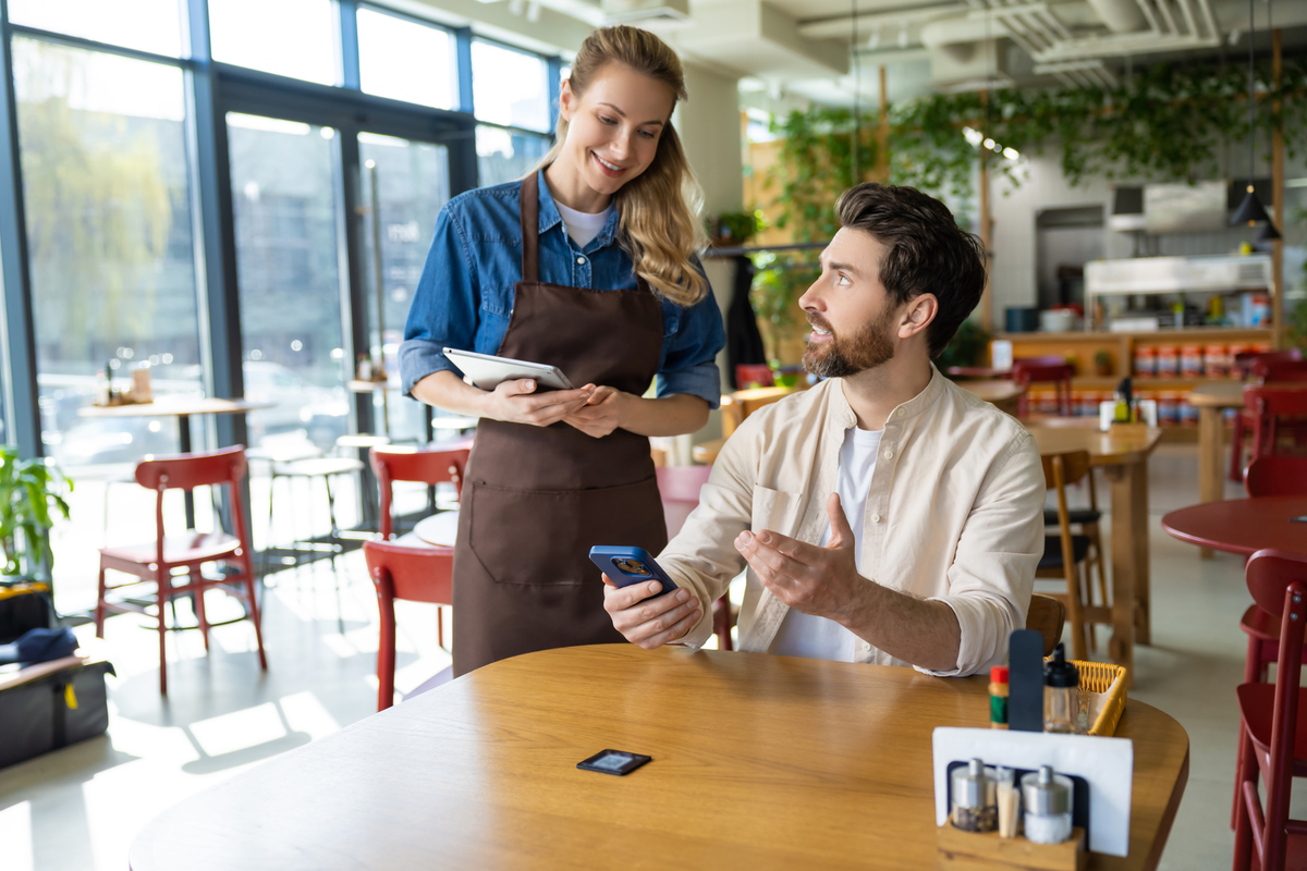 如何投诉服务员上错菜的对话顾客：对不起服务员这道菜不是我点的。服务员：非常抱歉我马上去处理。请问您点的是什么菜？顾客：我点的是烤鸡但是上来的是烤鱼。服务员：非常抱歉我会立即为您更换正确的菜品。顾客：好的谢谢。服务员：再次为给您带来不便道歉。请问您需要其他的服务吗？顾客：不需要了谢谢。服务员：好的祝您用餐愉快。把这些用英语怎么说