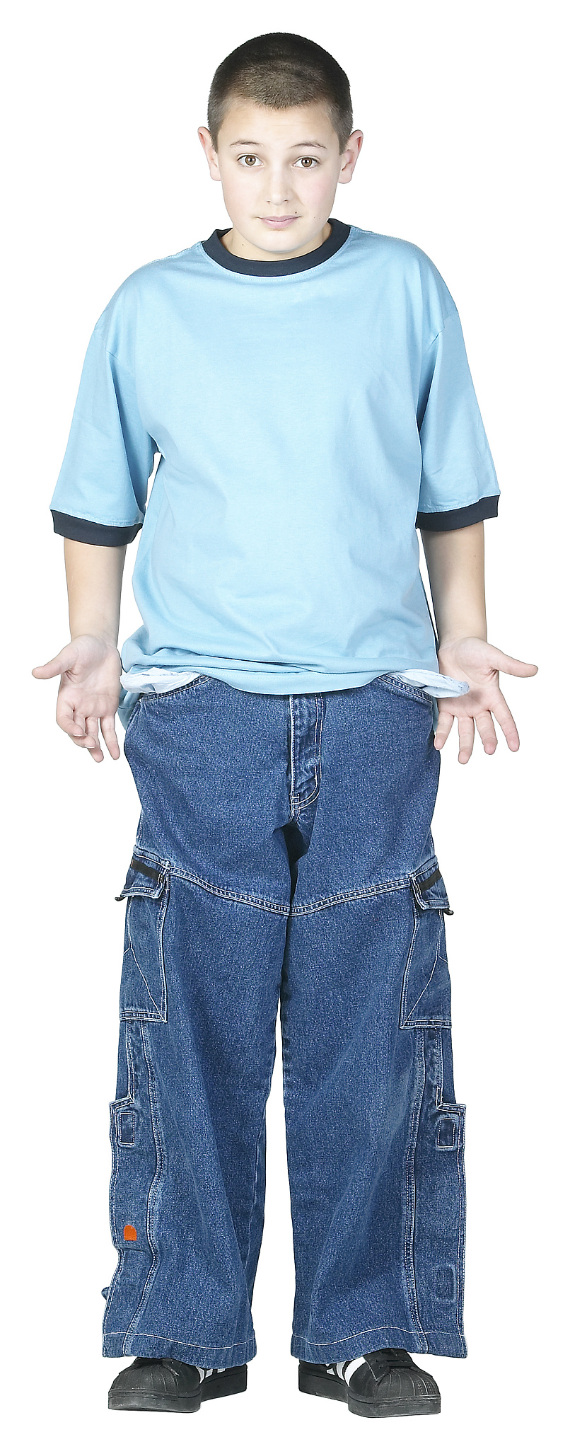 撰写一篇童装户外穿搭文案以描述服饰具体细节为主题服装类型：清新感运动风翻领POLO衫字母印花点缀、休闲白色T恤青色填充领口彩色小花装点正面、浅青色薄款防晒衣外套