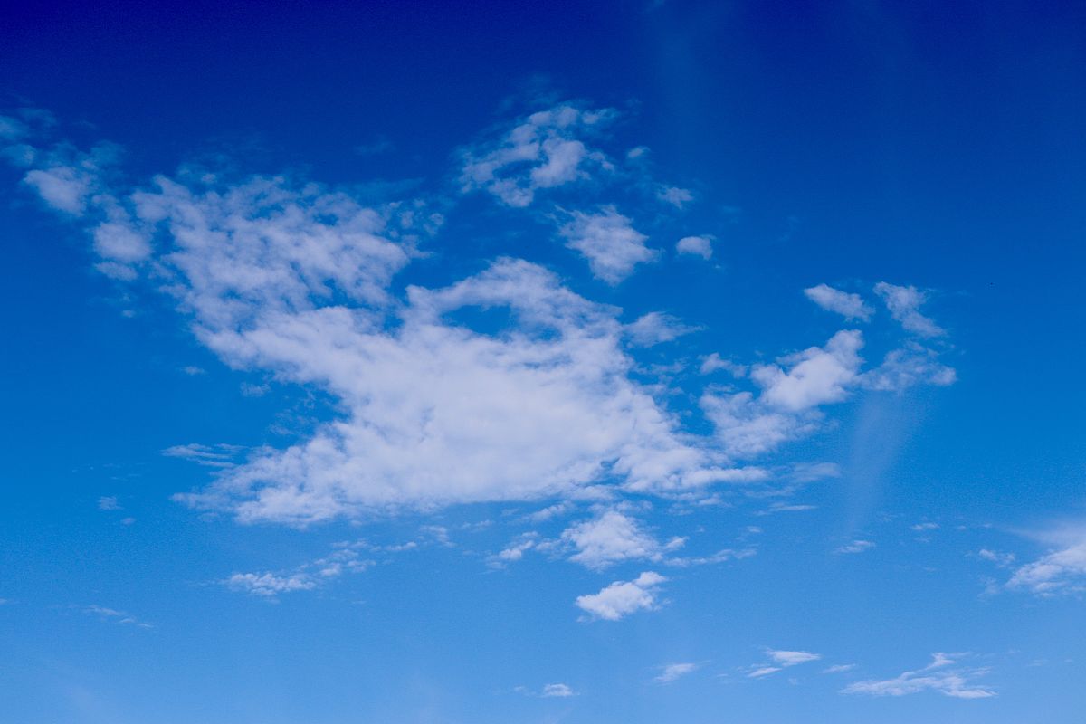 美是游荡在蓝天上的几缕白云仿写