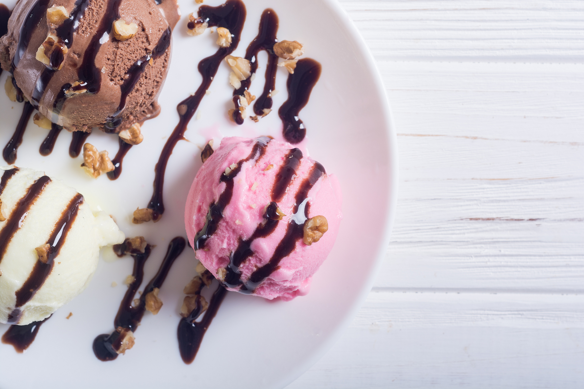 ice cream with walnuts and chocolate topping