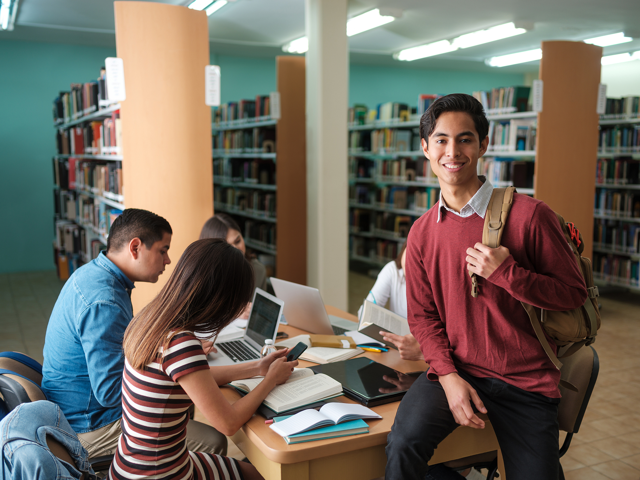 写一篇英语作文高中生水平：写一封信给你的大学图书馆为改进它的服务提出建议你应该在答卷2上写大约100个单词。