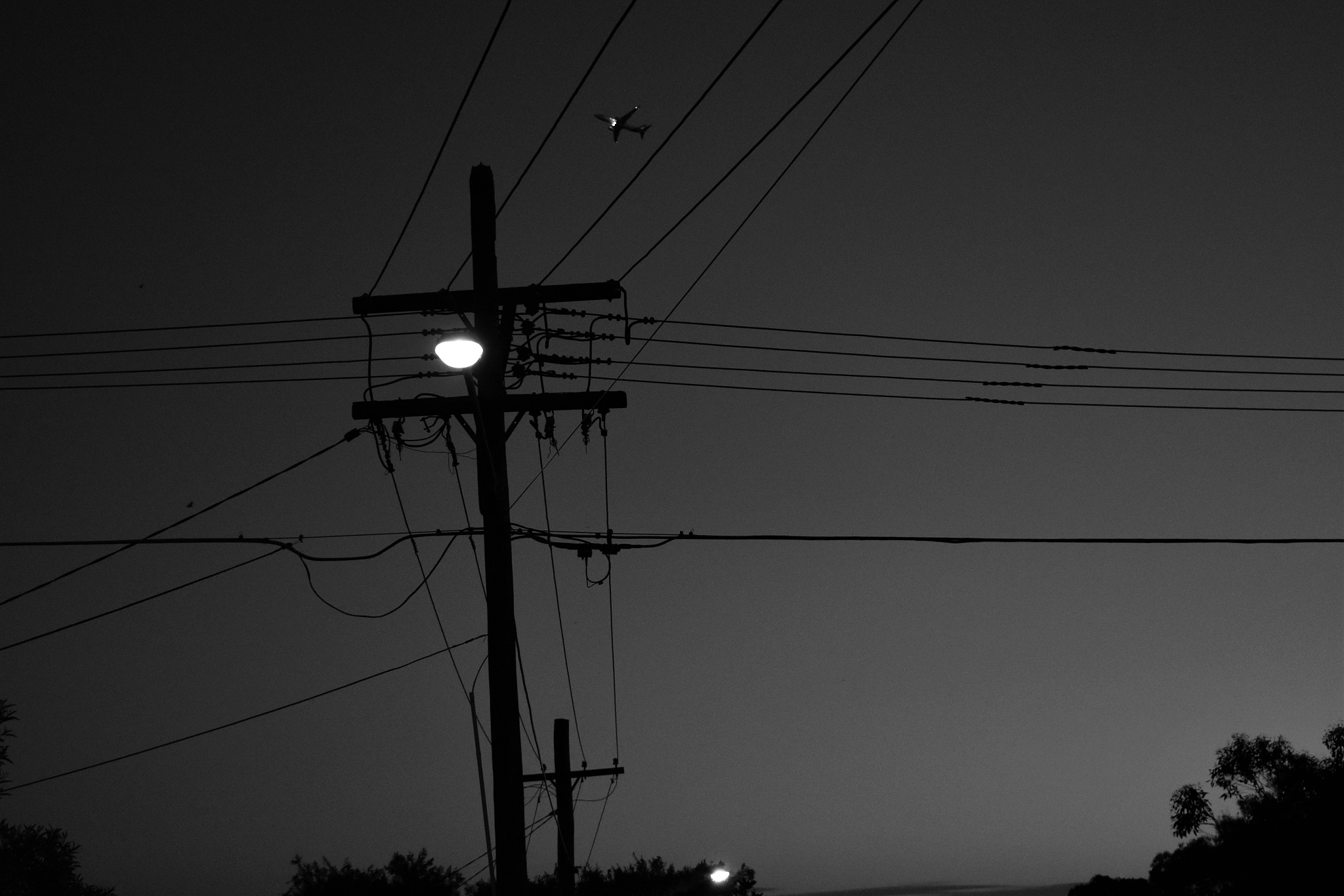 让以下文字变得通顺：重新看左边这张我刚才忘说了一个东西我们观察那电线杆就是那些电线杆我一开始想这可能是那个28mm所引起的哈但是又想又不对哈就是歪歪斜斜的哈。因为如果从28mm来说我们就那我们就只选中间的。如果你这这个电杆就是黑色电杆在边儿上有一个东西显得特别邪那那可能是往中心汇聚的是因为可能我离这电杆比较近它就会往中心汇聚嘛是吧。呃那你这边儿上会有这种透视变比较剧烈的变化但是你中心部位比如最离我