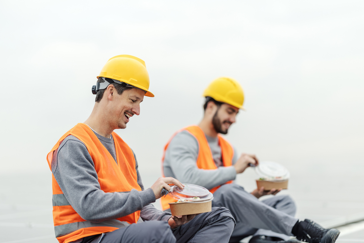 建筑工人在屋顶上享受午休