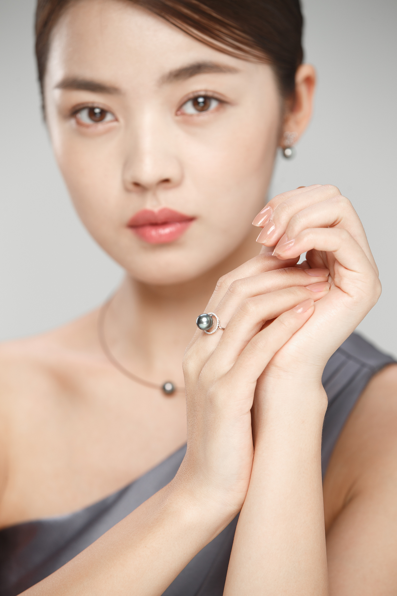 优雅的年轻女士