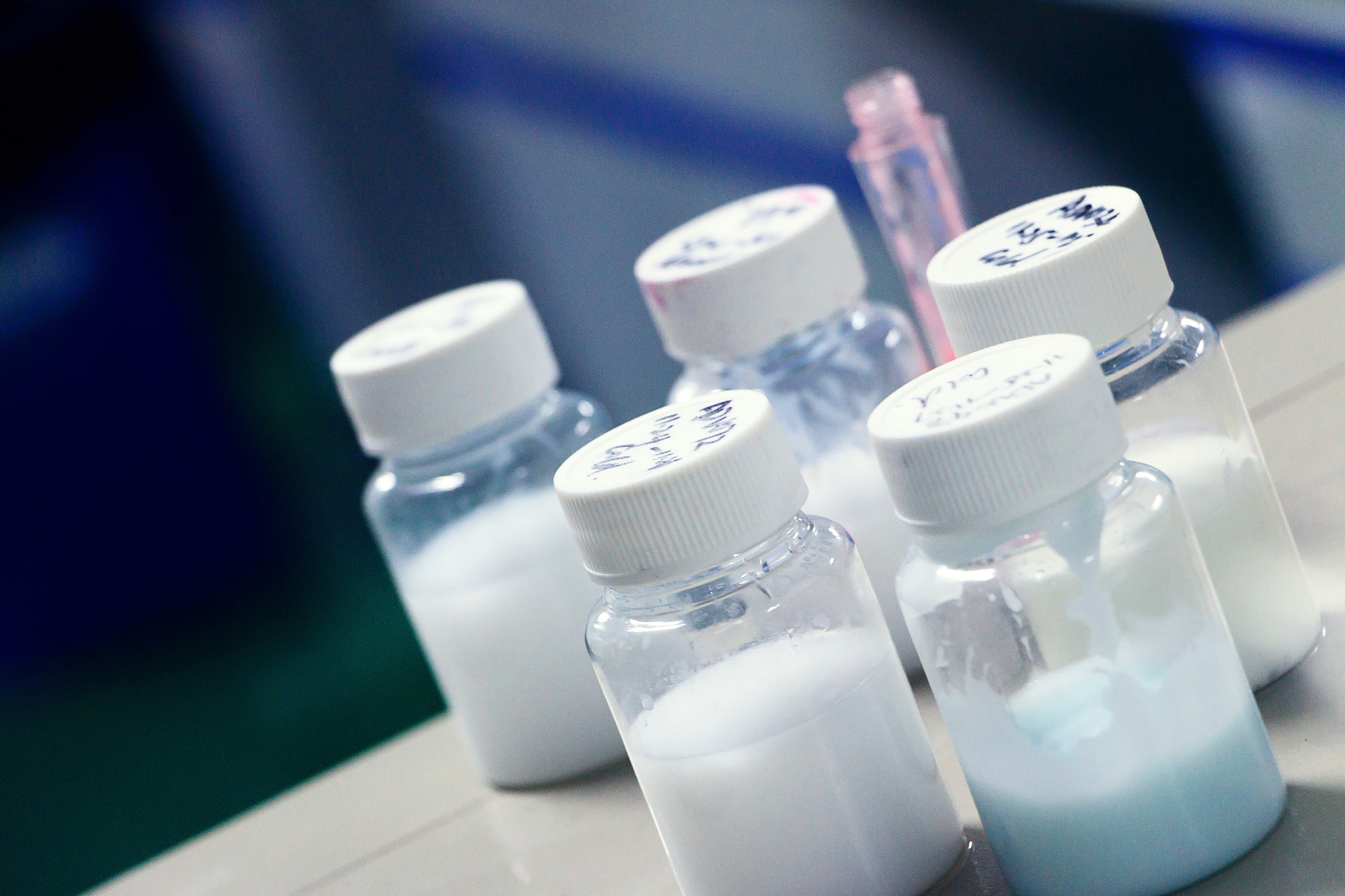 化学试剂等级分类：实验室级、分析级、工业级等