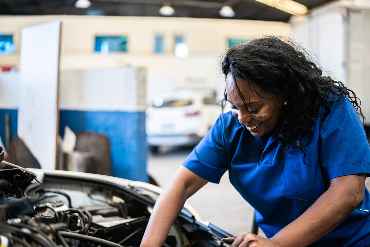 重庆汽修学校女生适合的专业：汽车美容、电子技术和配件销售