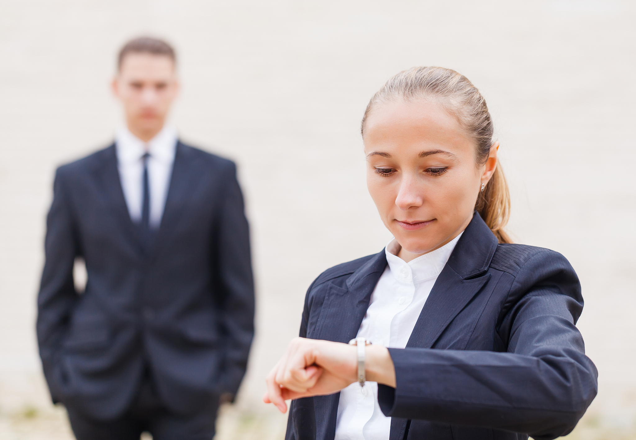 本来说我要申请回国与经理讲了但他没马上答应我我以为他没反馈其实他和上面的人说好了这事但他们没告诉我有一次遇到总经理我又说了这事后来总经理说了他们他们说我打小报告如何和解现在好恼火求解