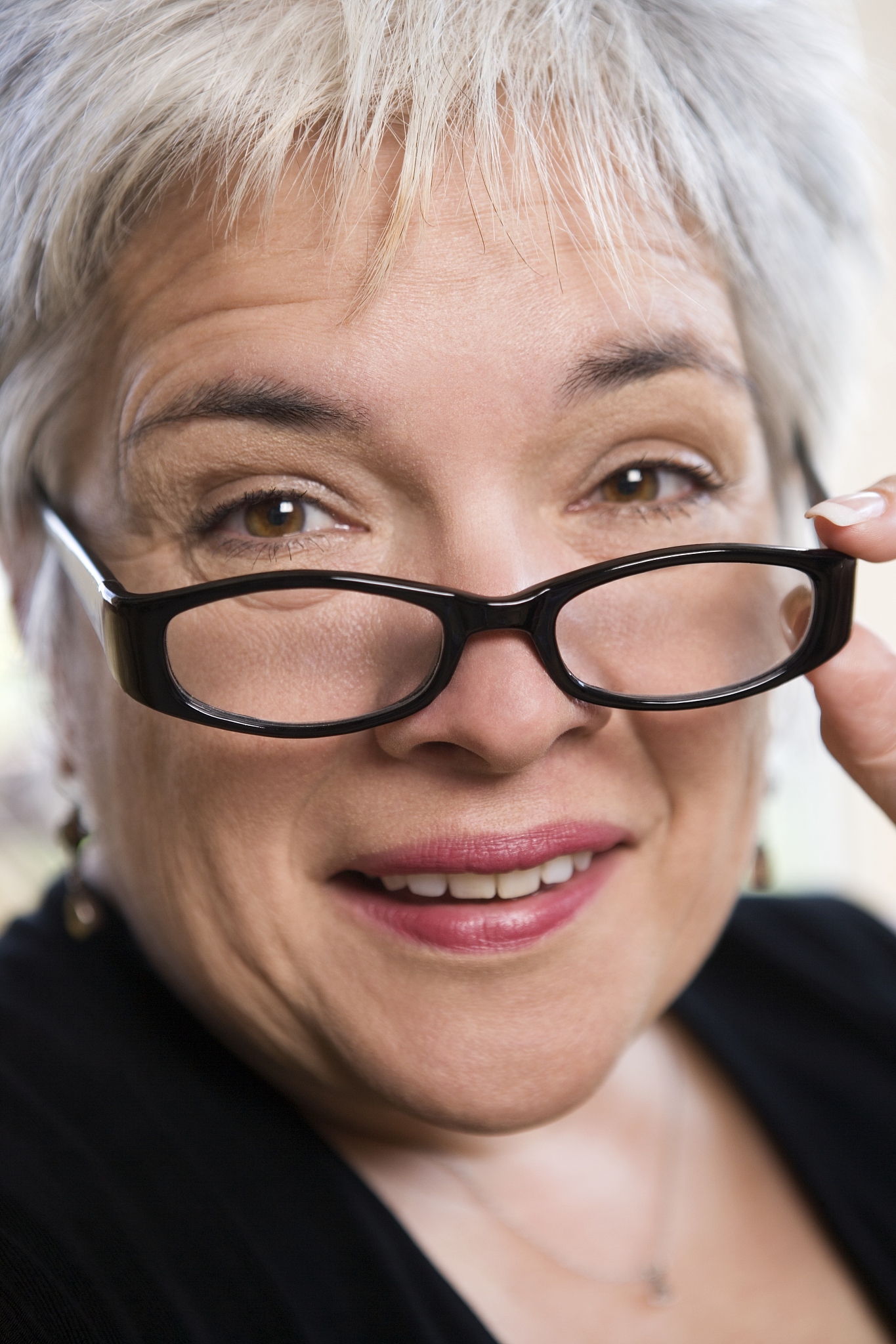 眼镜歪了怎么办？原因、解决方法及佩戴技巧