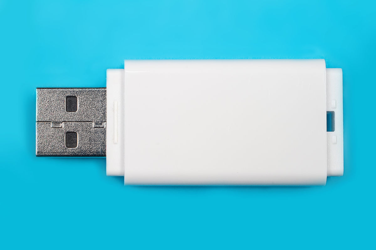 1、将u盘插入到电脑接着组合键win+r打开运行输入cmd按回车键。2、在打开的窗口中输入diskpart按回车键执行。3、再输入select disk 1命令注意：写1就是一个u盘两个就写2以此类推。4、选择完成磁盘后继续输入命令clean删除u盘的所有信息。5、最后右击计算机选择管理——存储——磁盘管理然后找到未分配的可移动硬盘现在的u盘即可像电脑中的硬盘进行磁盘分区了。将以上步骤改写保持中心