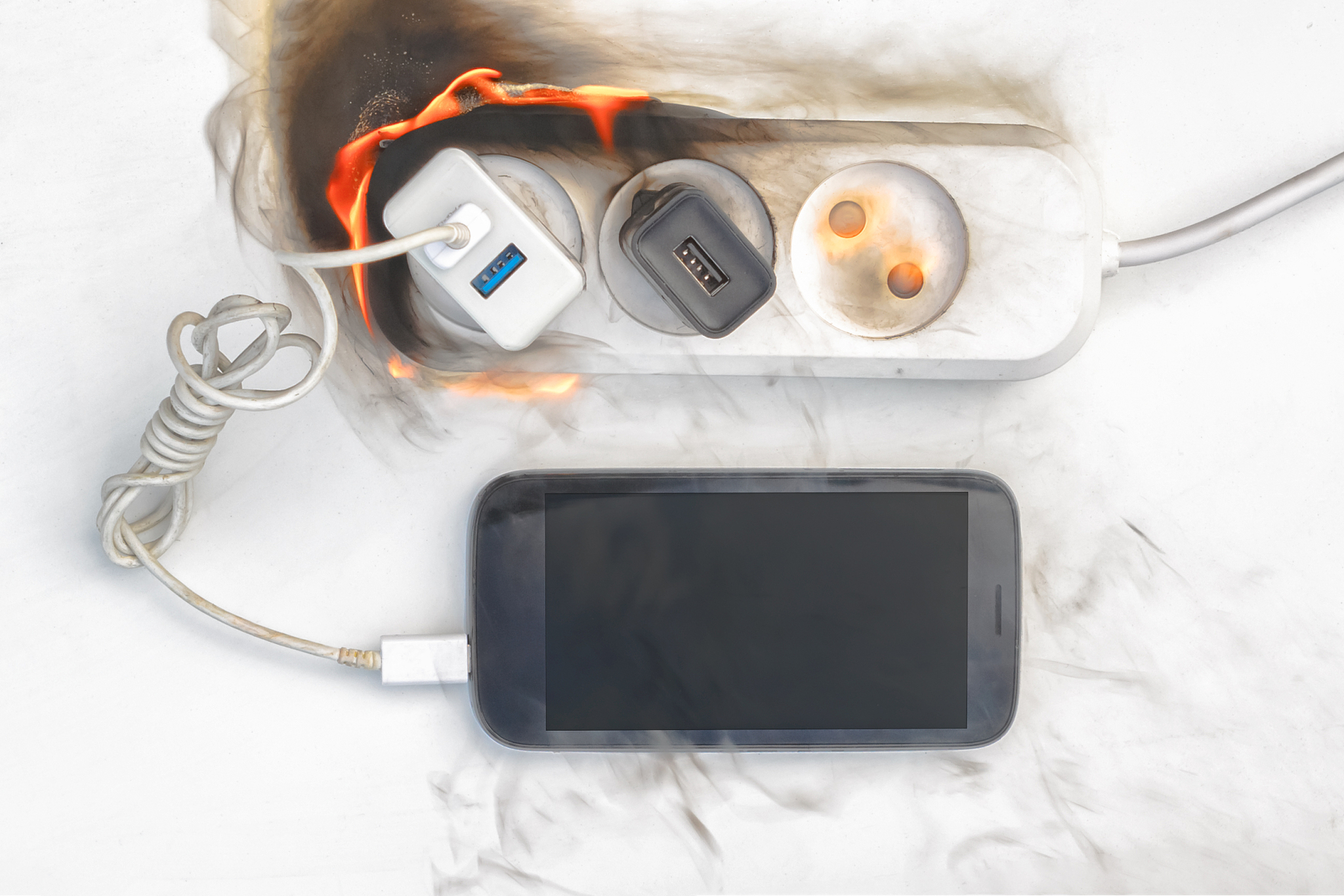 像我们平时用的充电器充电线只要看表面没什么损坏而且也能充上电那应该都没有坏吧