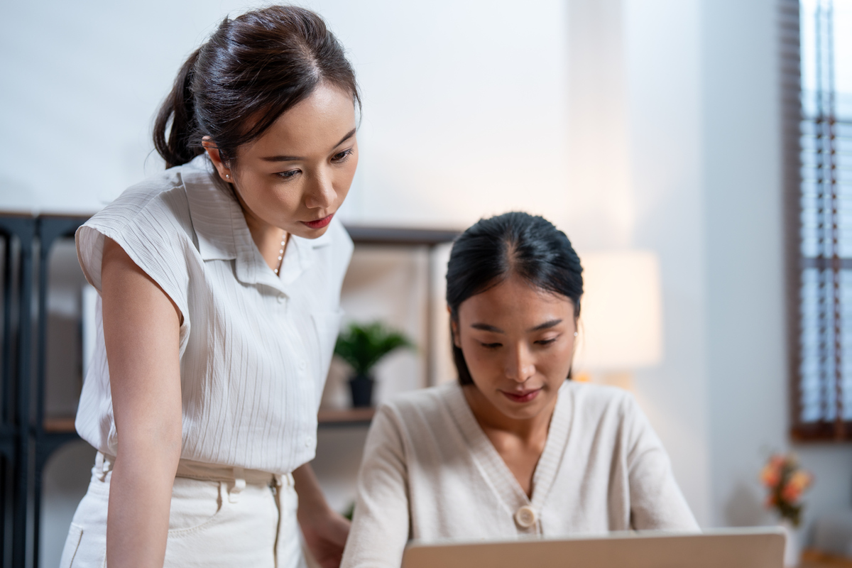 女同事喜欢分享东西给我，暗示了什么？