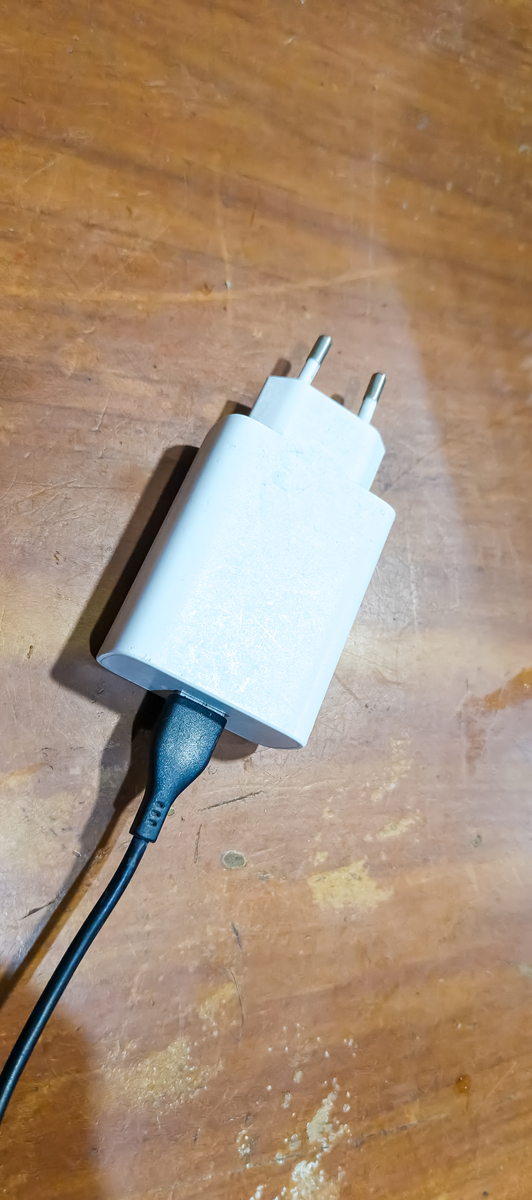 苹果手机刚才充电为什么插进去没有反应第二次插进去的时候又有反应了这是怎么回事？原装充电器200字