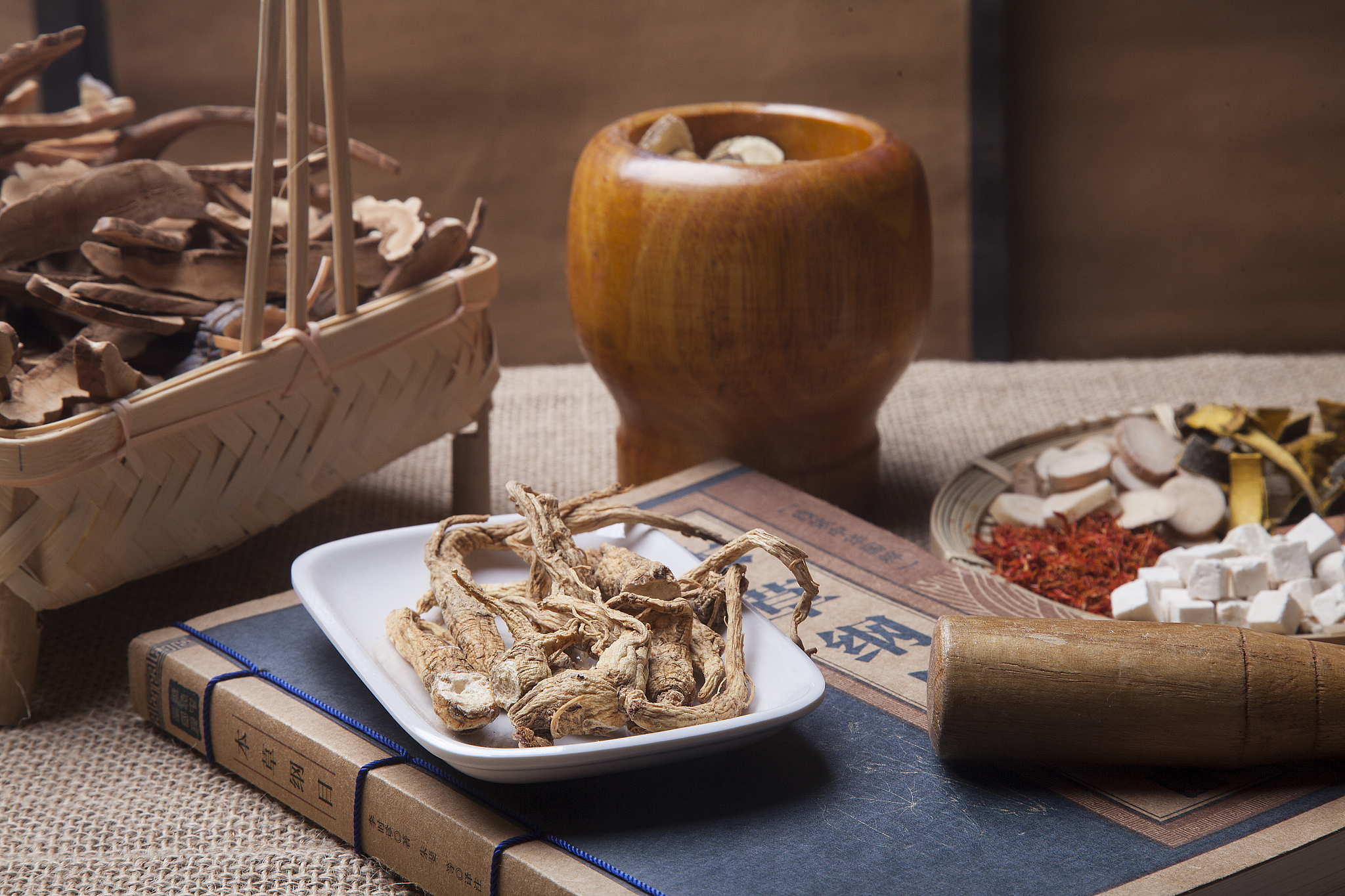 写一段《本草中国》纪录片的观后感我需要你继续扩写我需要你扩写到一千字