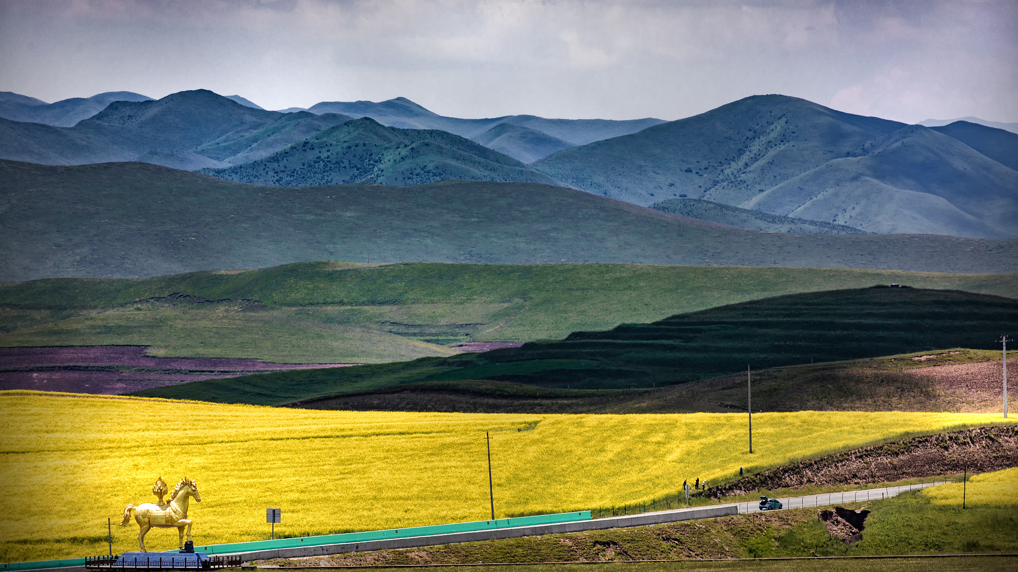 根据毕业设计题目：情牵草原欢笑满城——内蒙古六日亲子游线路设计方案长沙出发具体分析本毕业设计背景写一段话
