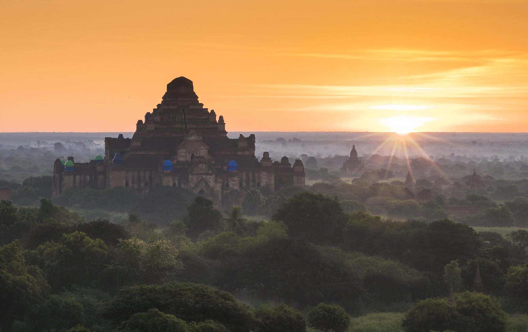 根据以下背景故事编写《哆啦A梦》同人小说公元22世纪人类为了解决能源危机在地球上修建了一系列高耸入云的幻塔以从宇宙中获取宇宙能源但某一天某座幻塔发生了爆炸泄露的辐射污染了全球。幸存的人类分为了两派一派是研发了抑制器准备继续利用宇宙能源的海嘉德另一派是决定利用时空同步装置将如今的地球与21世纪的地球相合并的艾达之子哆啦A梦就是艾达之子派往21世纪地球的眼线他正是由艾达之子第3代继承人野比世修派遣到21世纪他的曾孙子野比大雄家。