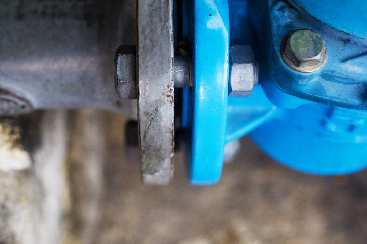 活塞塑料挡安装位置：底部还是顶部？