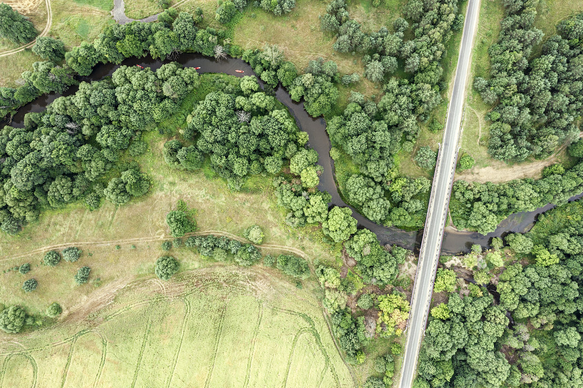 山区医疗点选址优化：基于k中心斯坦纳树算法的解决方案