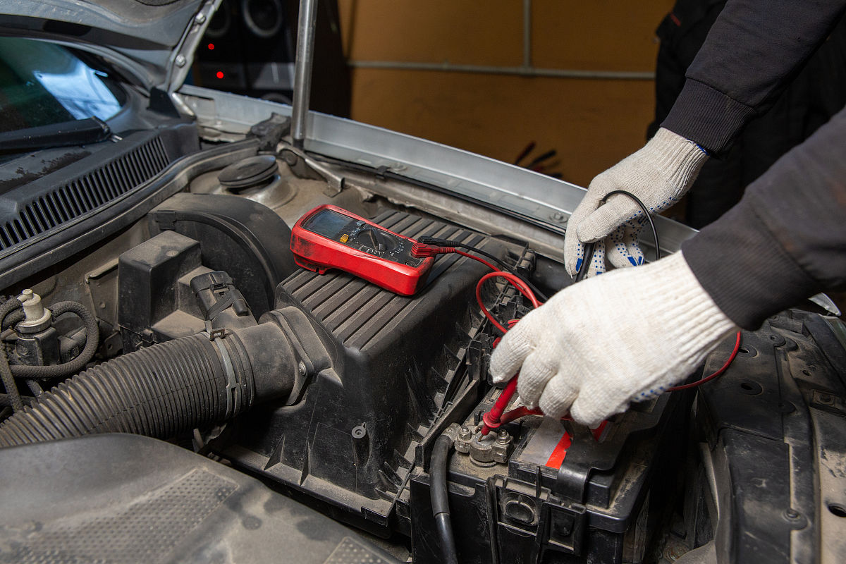 汽车打不着火拔下电瓶线过几秒在插上就能打着火怎么回事 200字