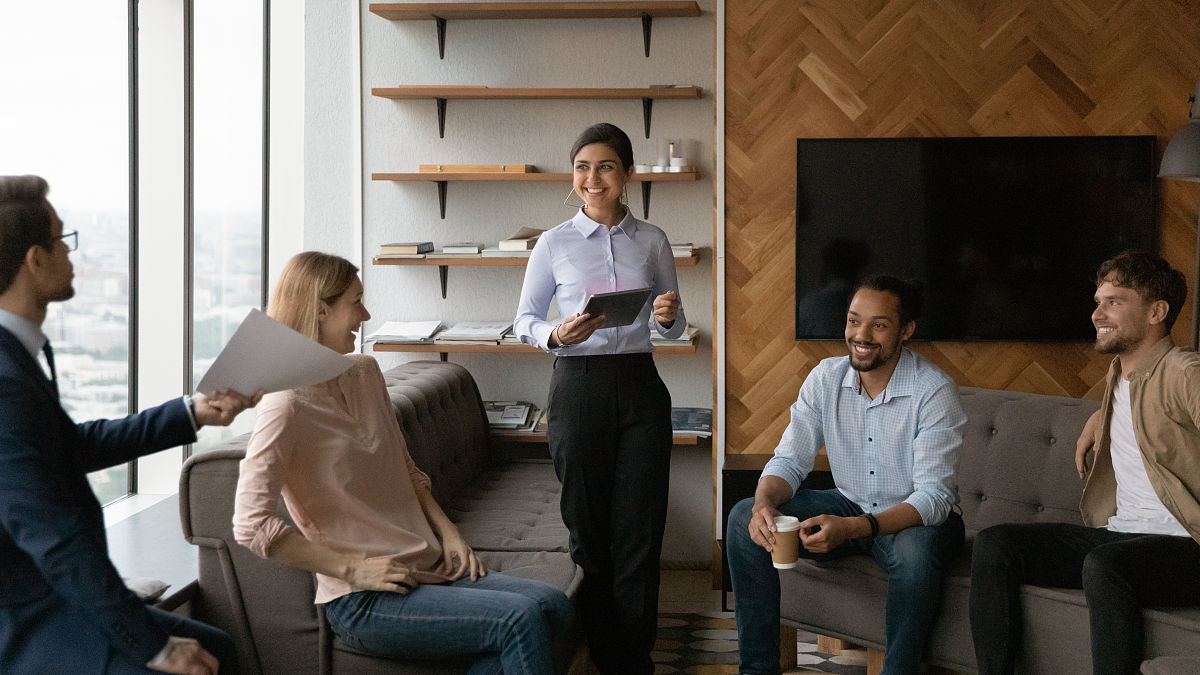 因为在午休时间跟同事说需要午休去领导那边告状