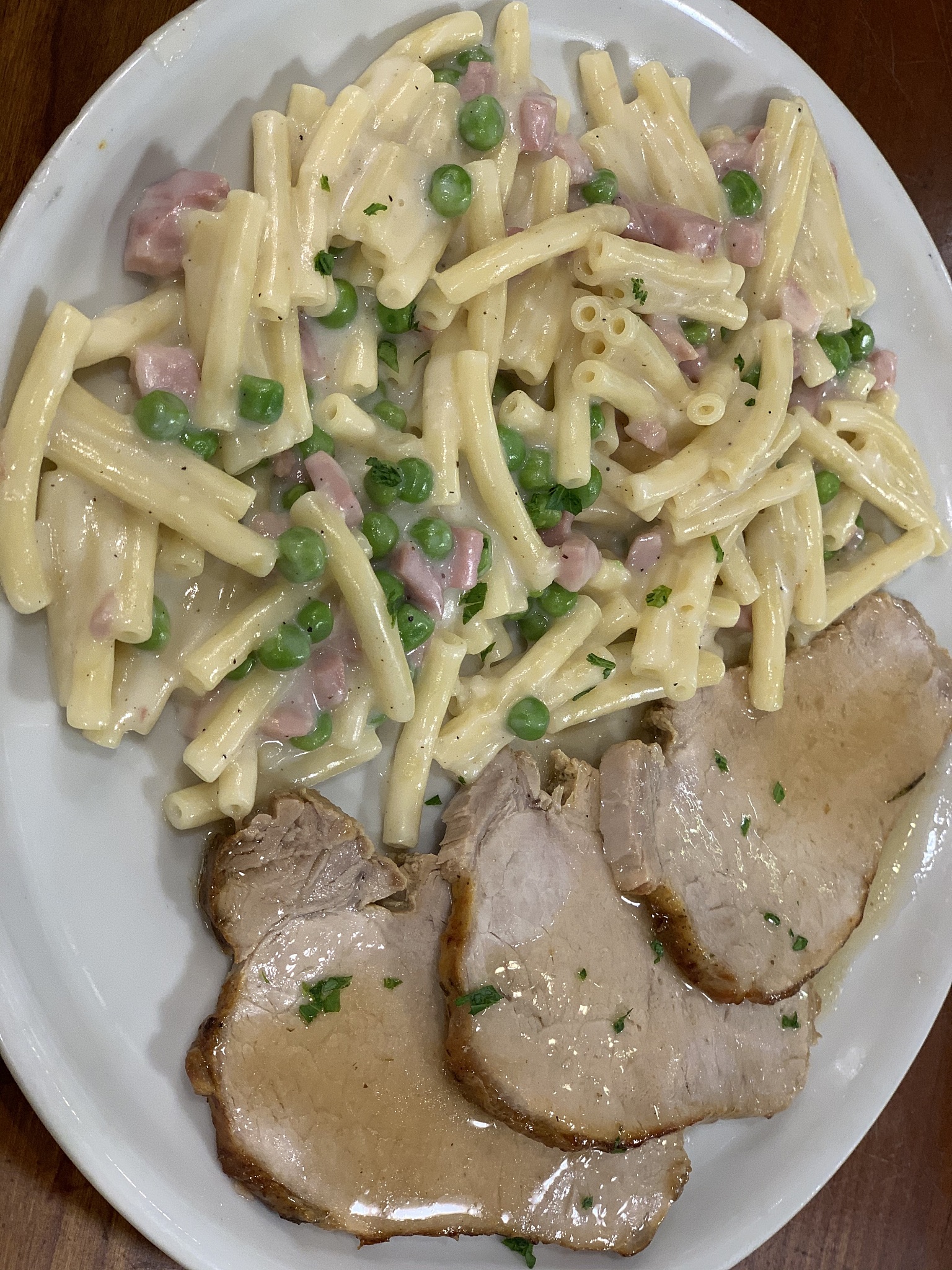 为我编写一段类似孔乙己被嘲笑的短文，主角名字叫泥泥