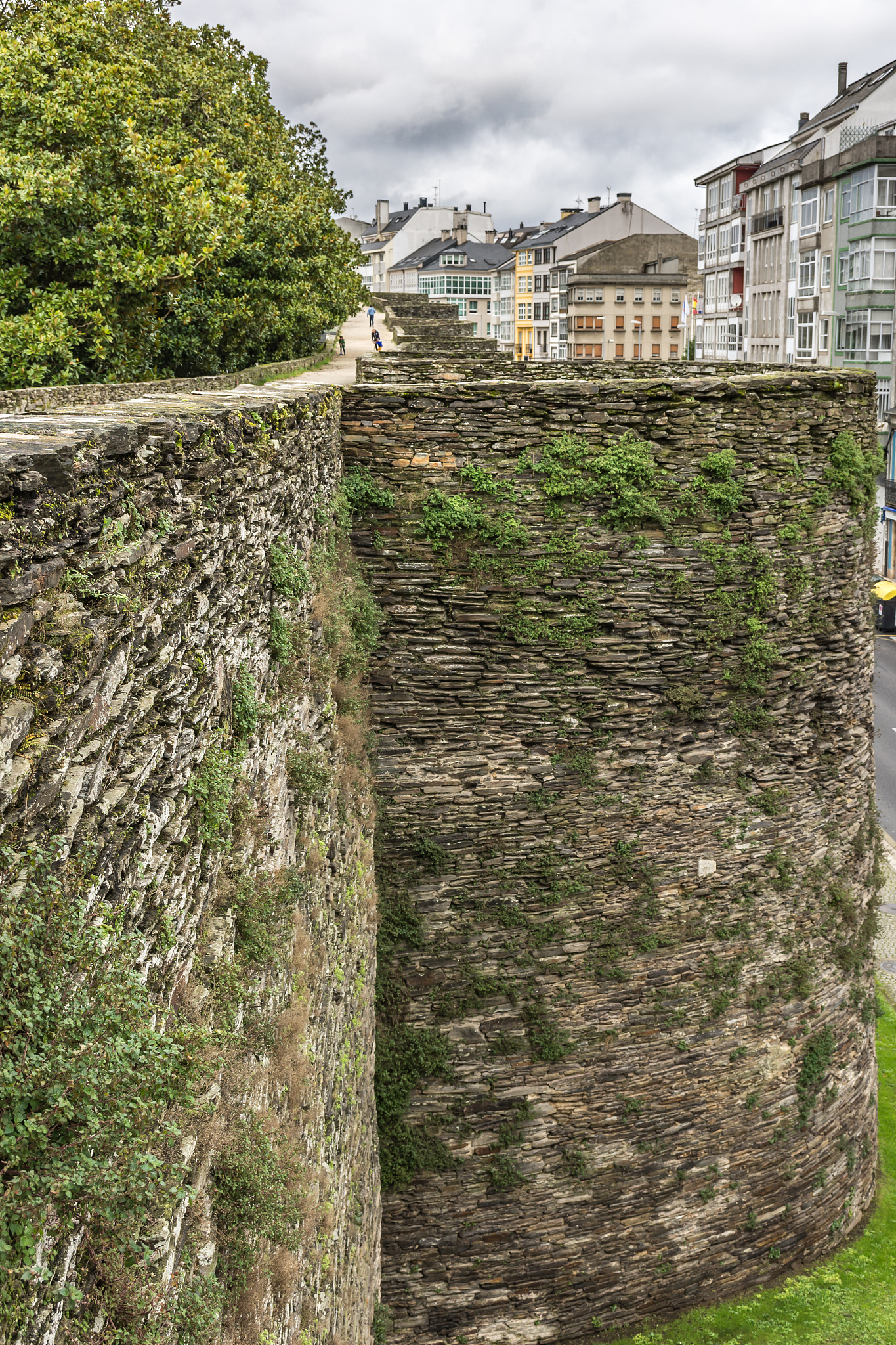 the roman wall of lugo surrounds the historic center of the gali