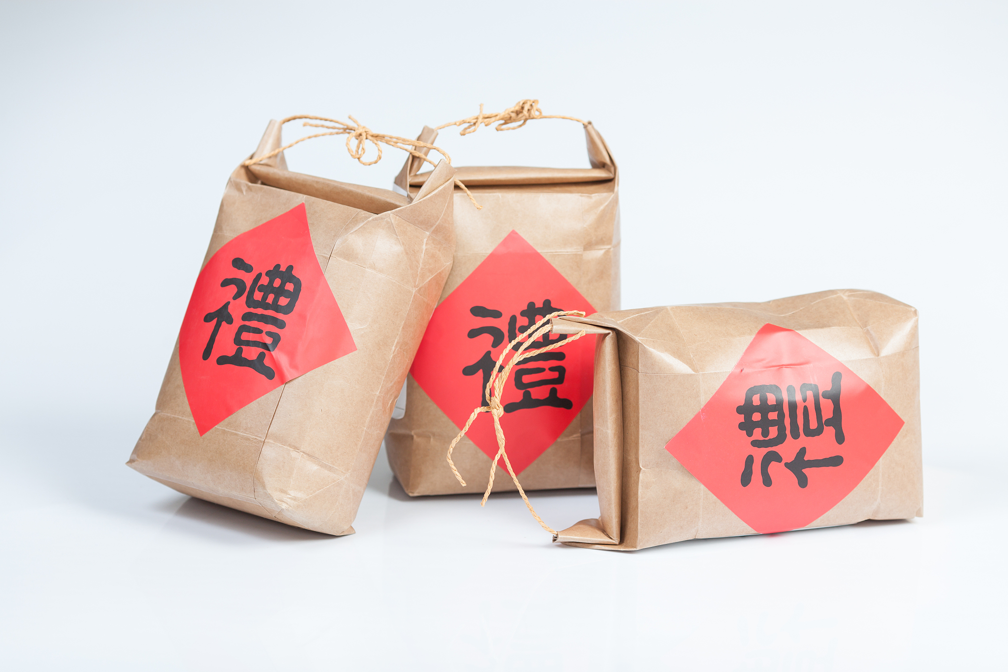 四、古风包装设计与消费者心理41 古风包装设计对消费者的心理影响古风包装设计在消费者的心理中有着重要的影响。一方面古风包装设计符合人们对于传统文化的热爱和追求激发了人们对于历史文化的兴趣和好奇心增强了消费者的消费欲望和购买动机。另一方面古风包装设计给人一种沉静、质朴、古朴的感觉让人感到宁静、舒适从而促进消费者产生购买欲望。同时古风包装设计还可以带来某些特定的情感体验例如让人感到温馨、浪漫、文艺等从