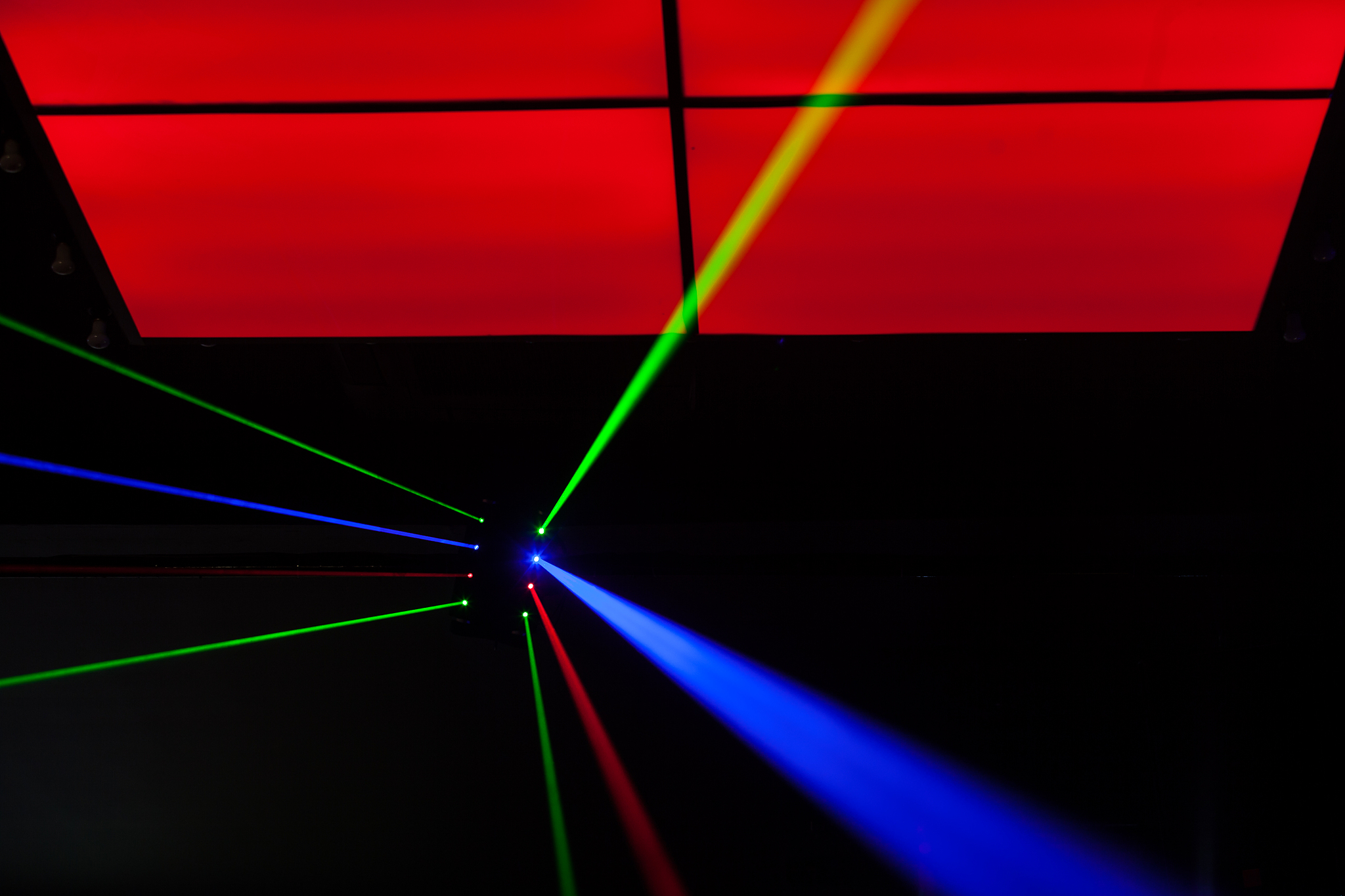 激光器的阈值增益系数与下列哪一个参数有关 20 A、 自然加宽谱线宽度 B、 受激辐射截面 C、 谐振腔损耗 D、 小信号增益