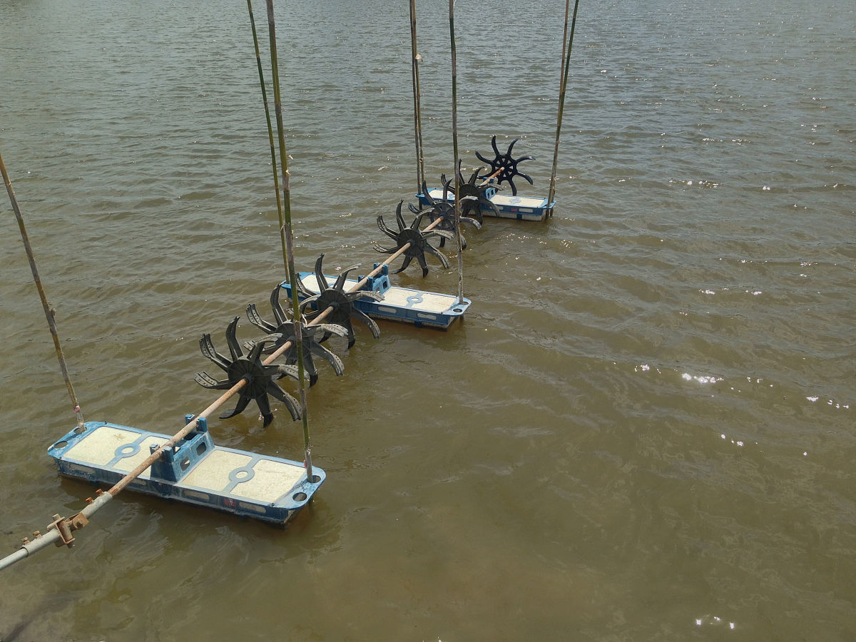 轴流式水轮机主要适用于水头在 范围内的 流量电站。A．3-80m大 B．3-80m小C．30-700m大 D．30-700m小