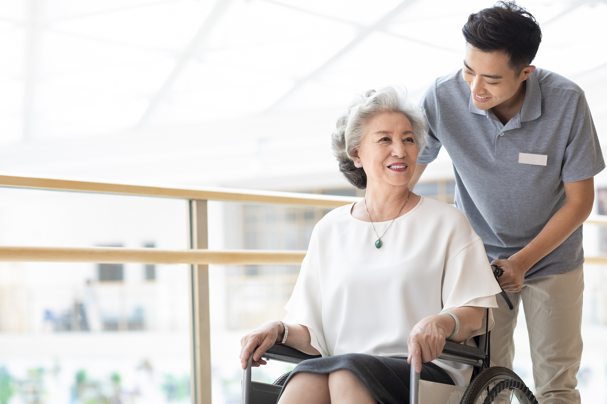 家庭养老：优势、限制及如何做好全面照护