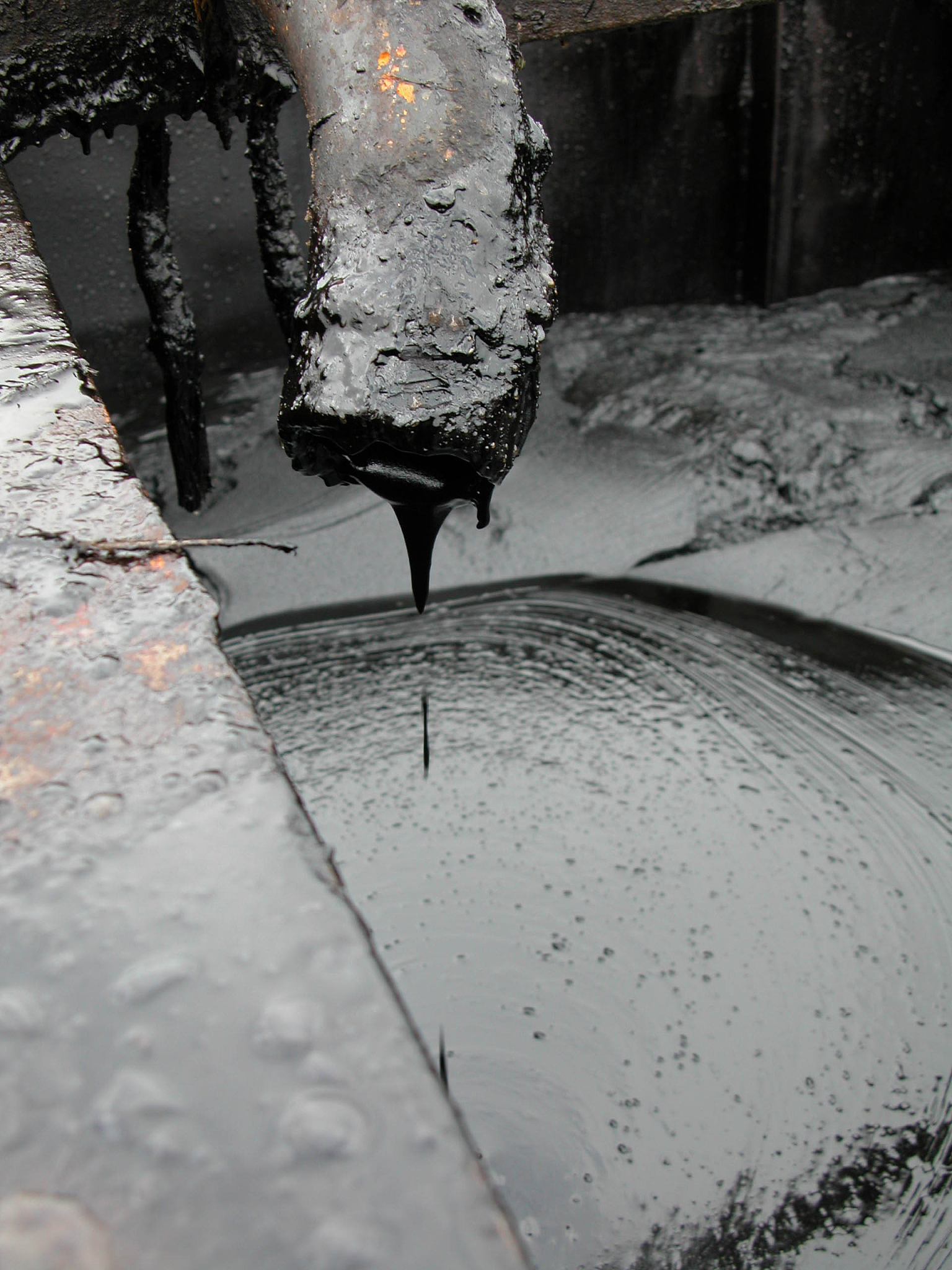 请翻译我们未在货物堆表面发现一些由汗湿引起的纵横交错的水滴痕迹。